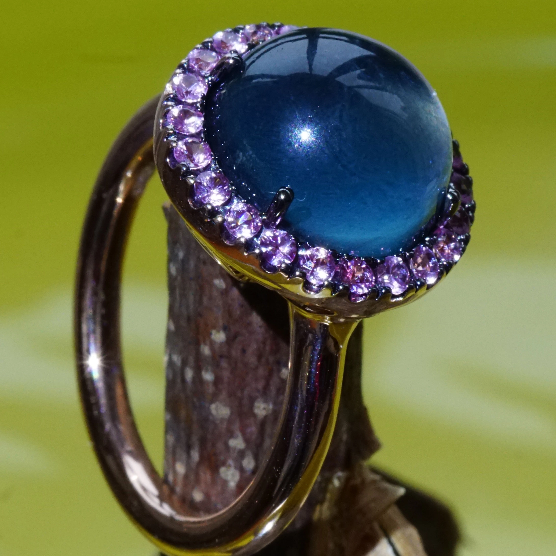 Topaz Saphire Ring 18 kt Rosegold...Bubbles in form of round Cabochons