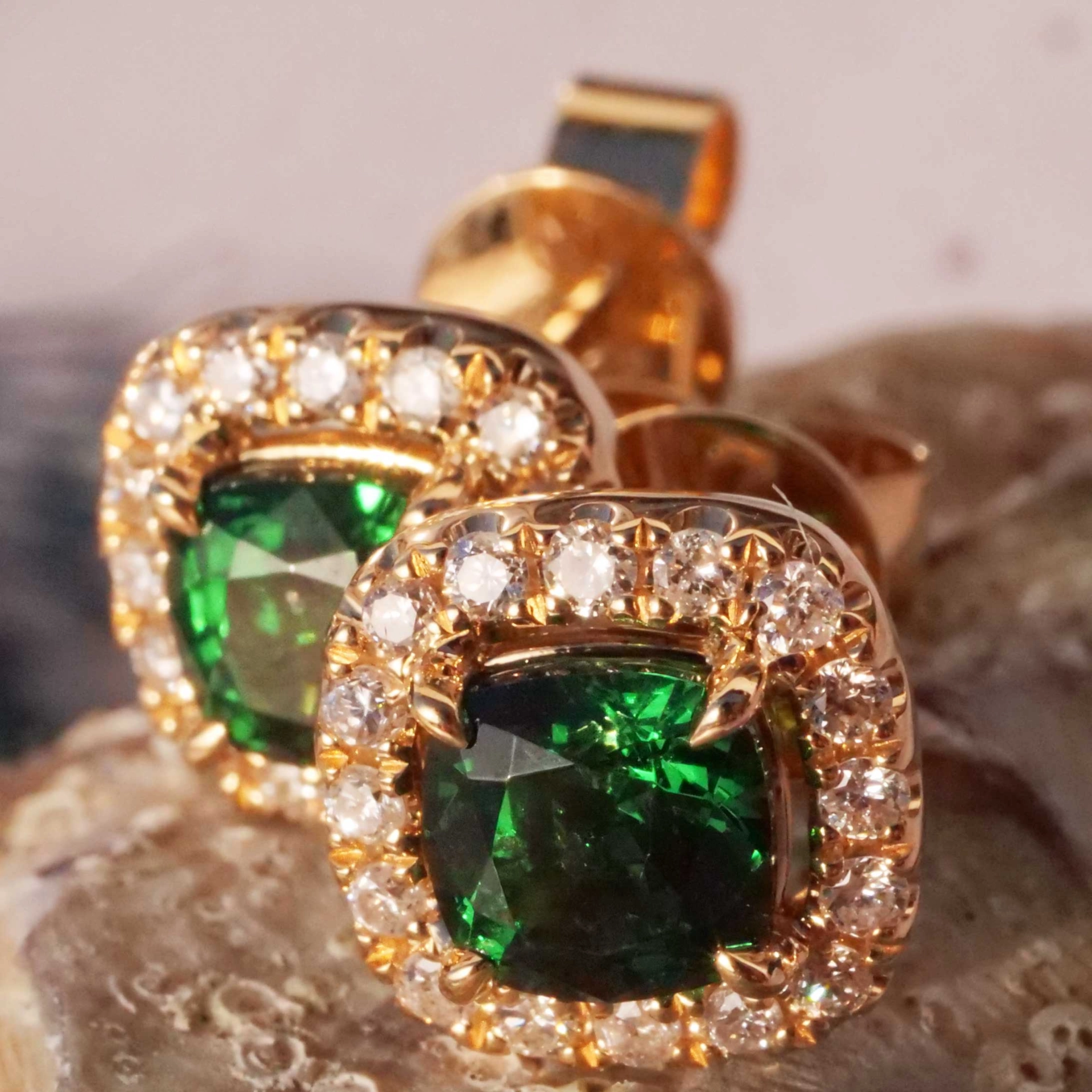 Tsavorith Brilliant Earstuds 18 kt Yellow Gold 1.42 ct 0.25 ct...what a amazing Color