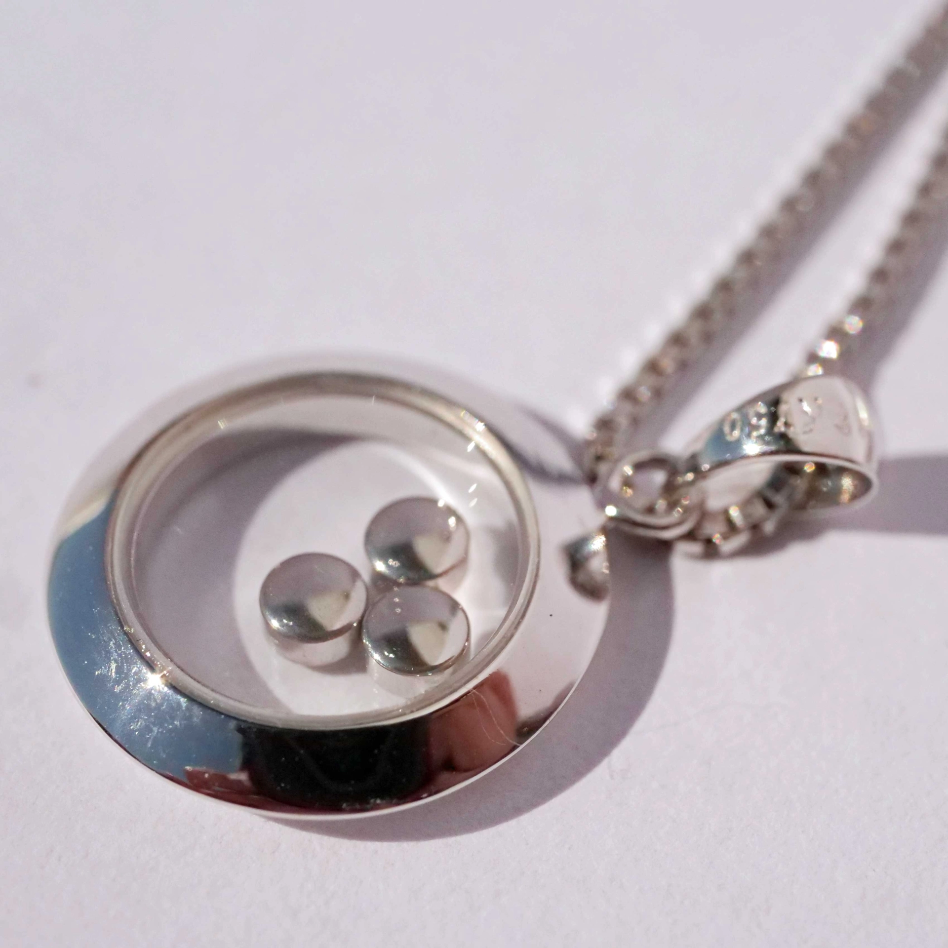 Pendant in 750 White Gold with movable full-cut Diamonds....Eye Catcher