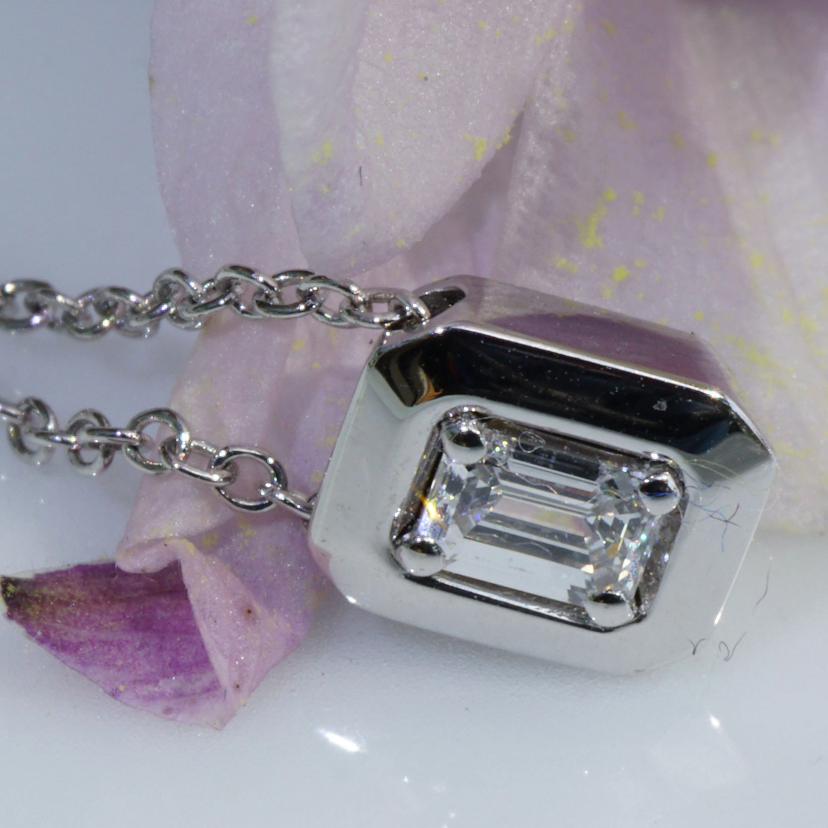 Diamond Emeraldcut Necklace GIA Certificate 0.30 ct River E VVS 18kt Whitegold