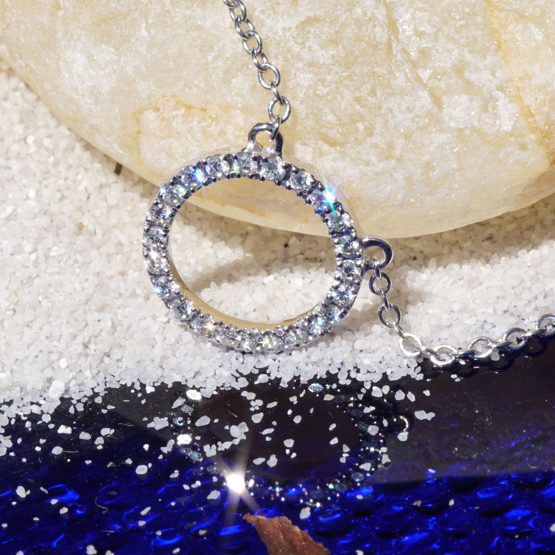 Brilliant pendant made of 750 white gold....Brilliant Circle