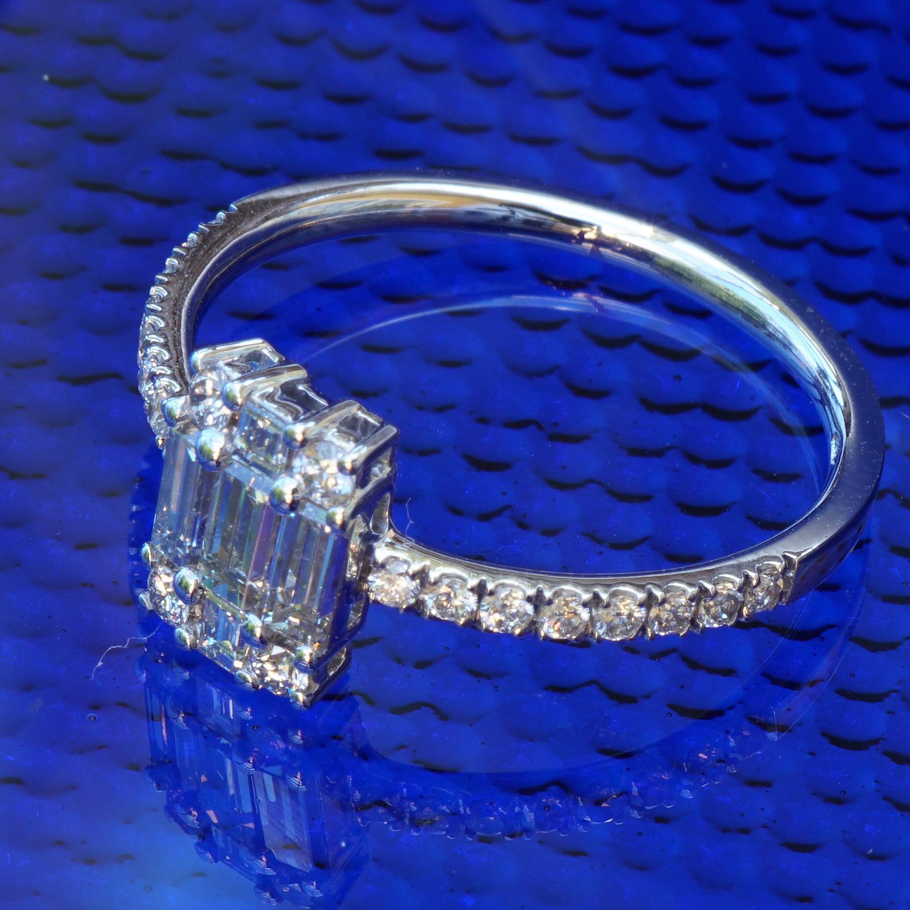 Diamond Ring 18 kt Whitegold 0.76 ct Loupeclean...Manufactured in Italy with Passion