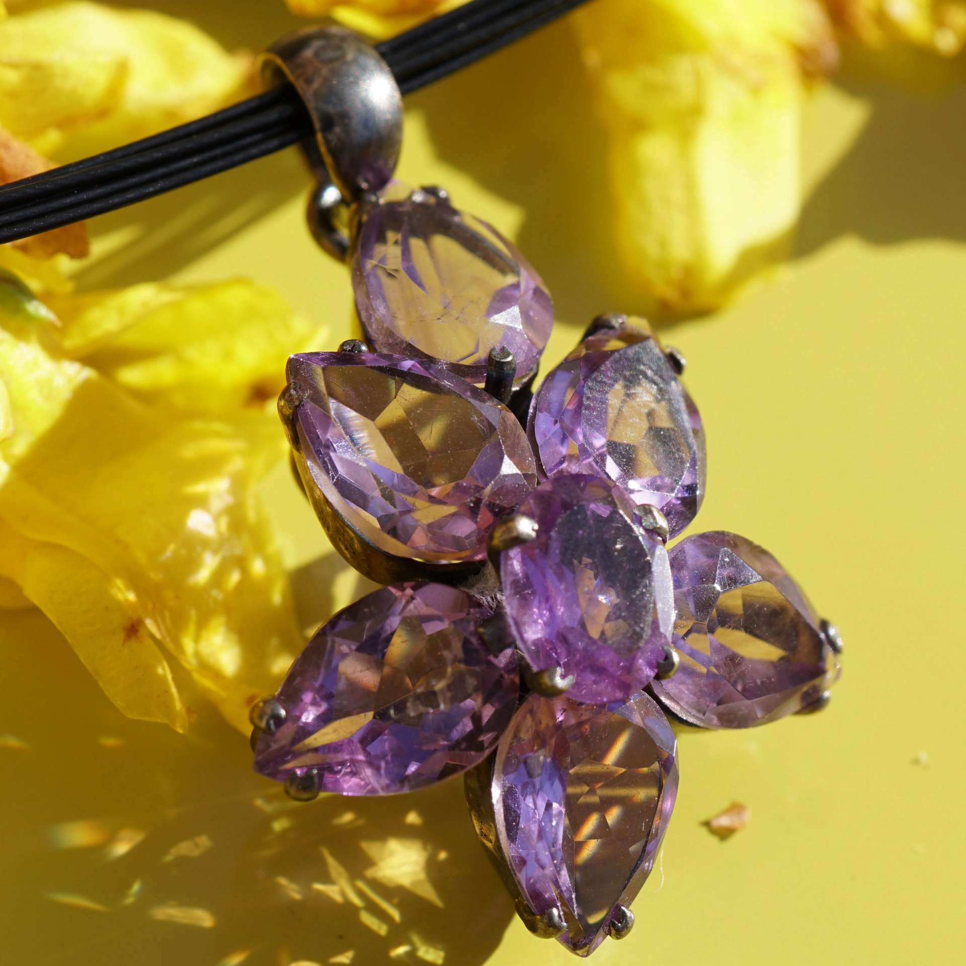 Amethyst Anhänger 925er Silber schwarz rhodiniert 35 x 20 mm Blütenform