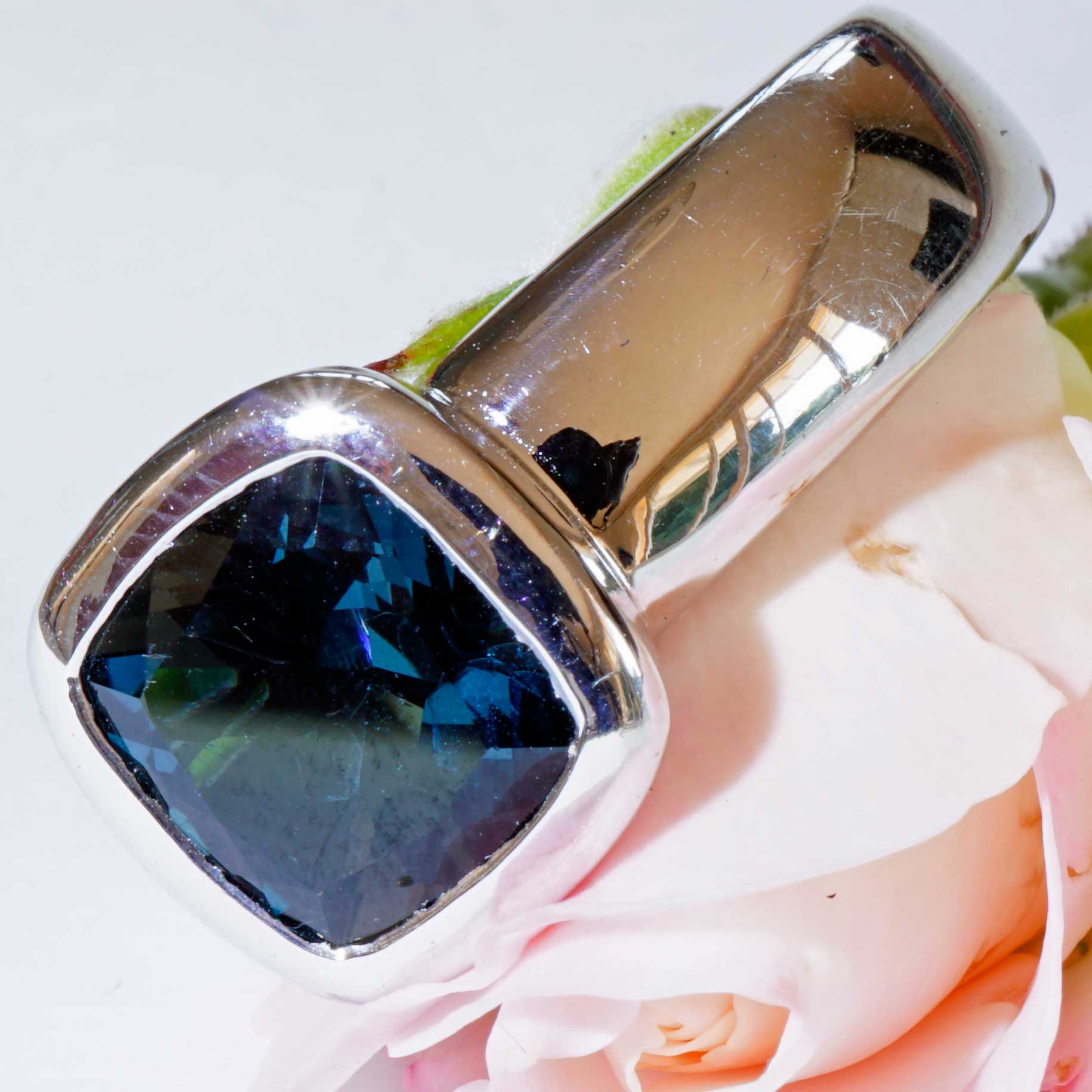 London Blue Topaz Ring 750 White Gold Valenza..... bella Italia.... small Cardinal Ring... so trendy