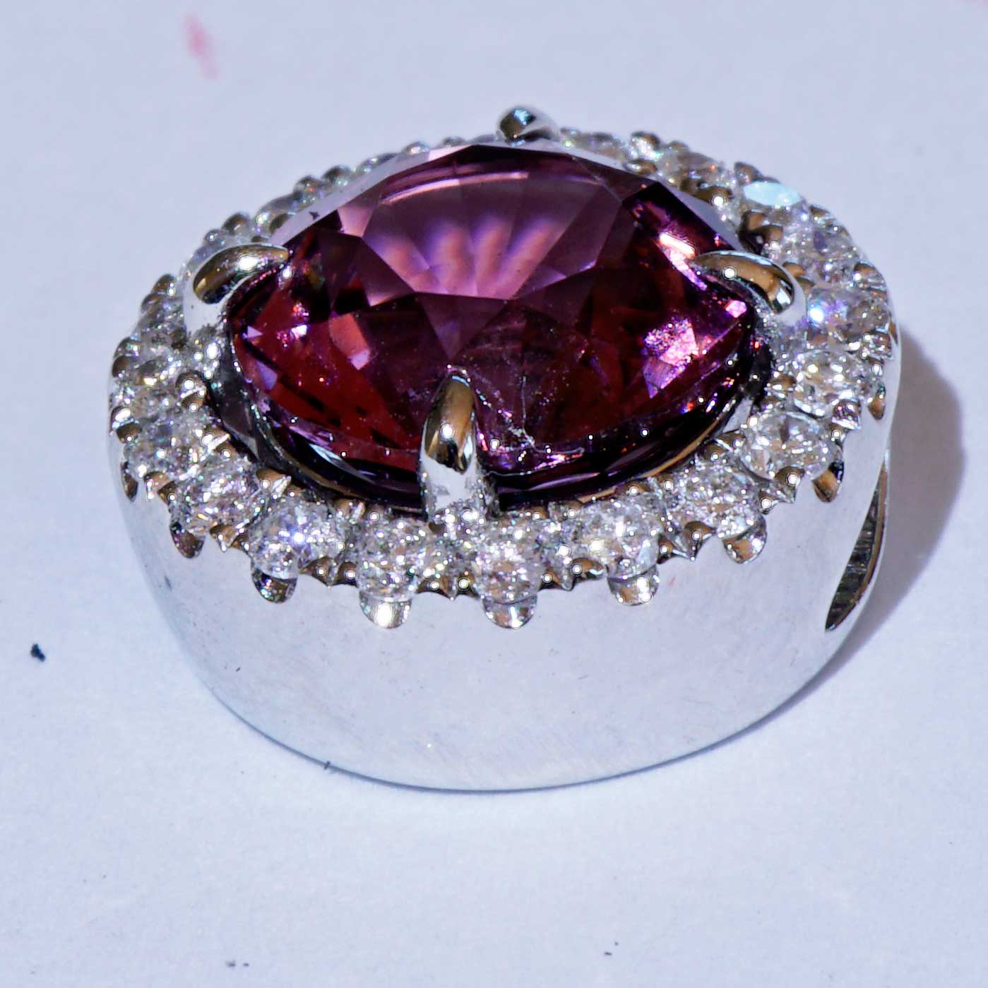 Spinel Brilliant Pendant 1.50 ct 0.14 ct TW VS..natural Color pink-violet-aubergine 18kt White Gold