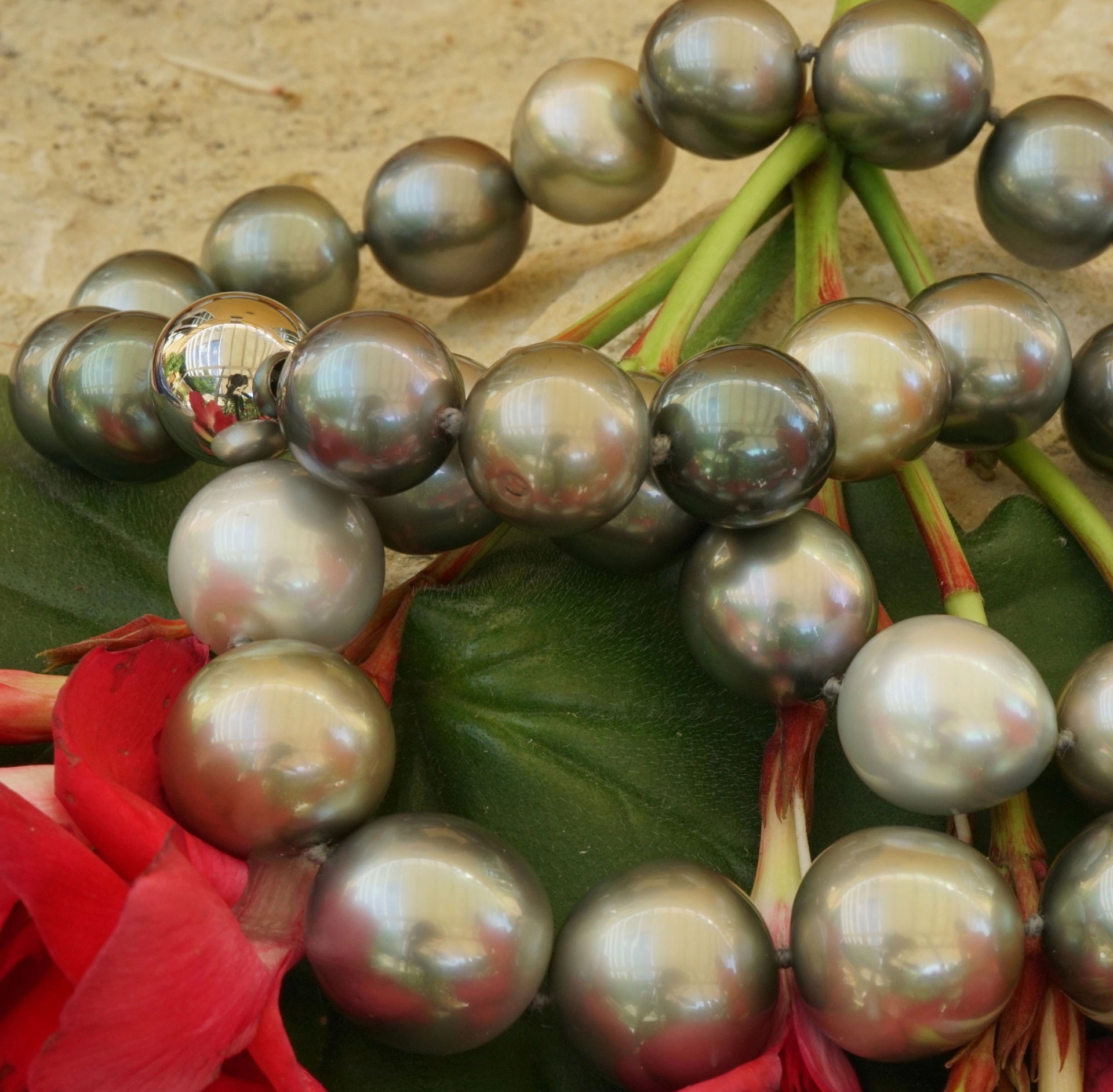 Tahiti Zuchtperl Collier 11,8 -14,9 mm 47 cm antrazit-multif. rund-l.längl. AAA+