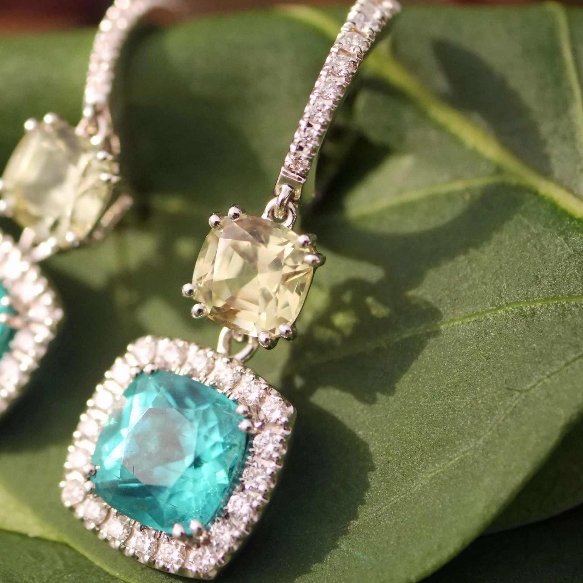 Neon blue paraibacolored Apatite Chrysoberyl Earrings High End 18 kt Jewellery MAGNIFIC