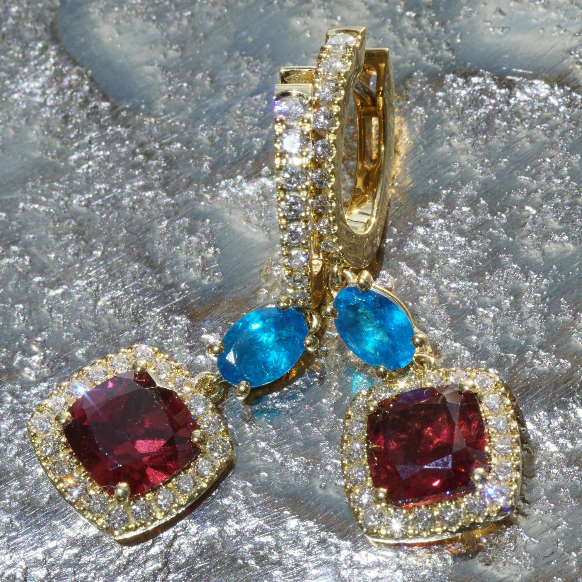 Neon blue paraibacolored Apatite and deepred Garnet Earrings 18 kt Jewellery 