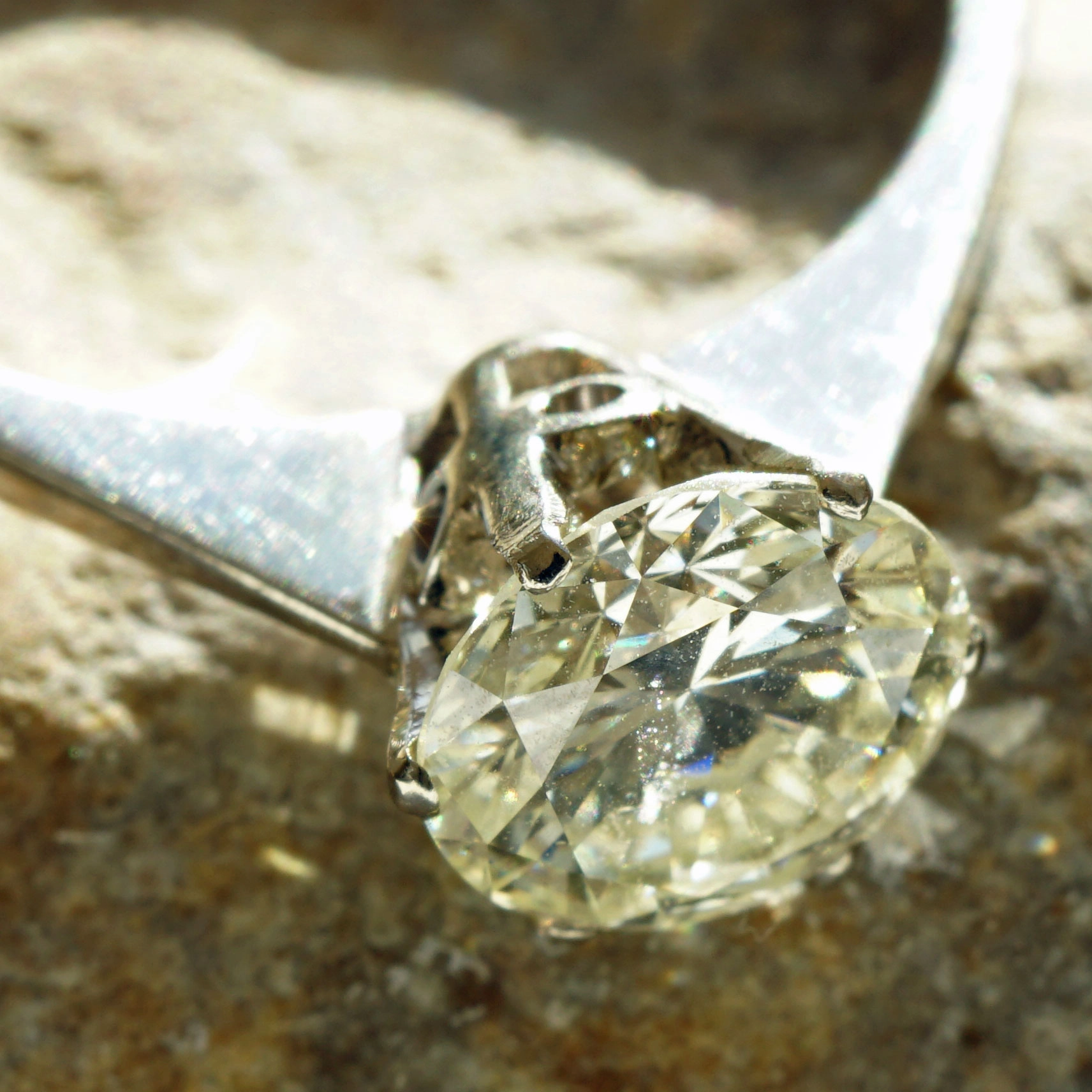 Brillant Ring 1.50 ct W-TCR / Lupenrein-VVS 7,4 mm D. Schliff sehr gut, 750er Weissgold