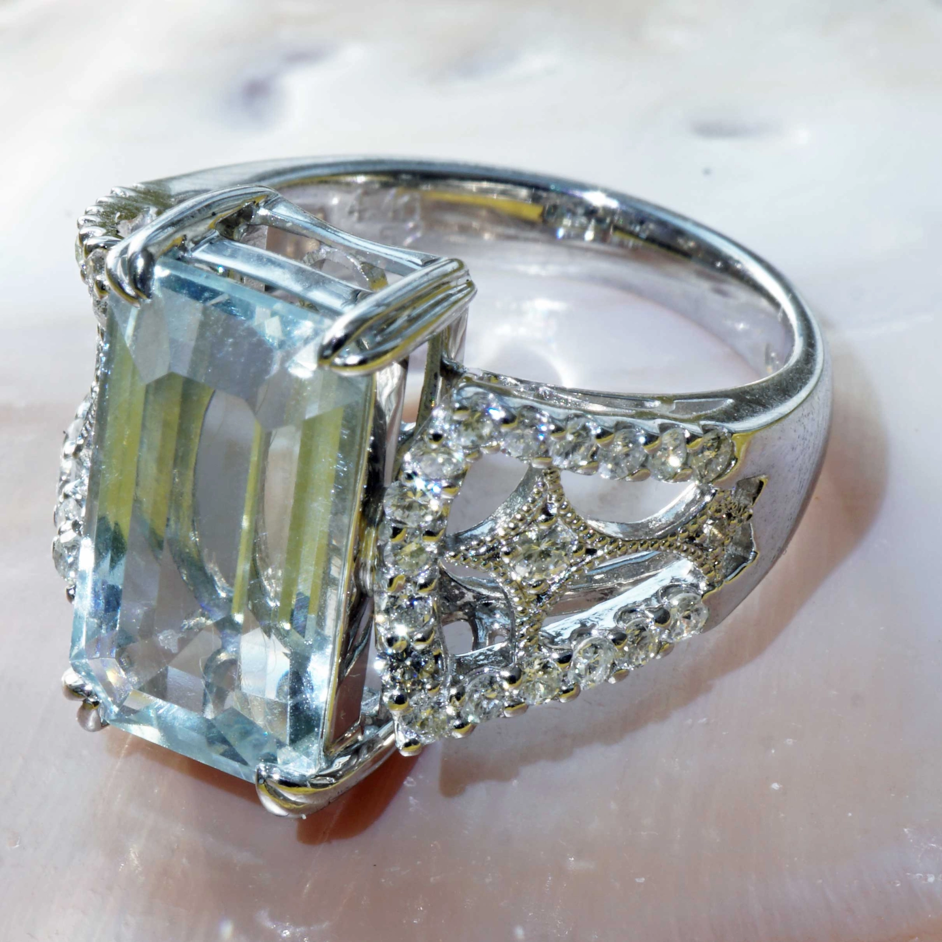Aquamarin Brilliant Ring 900 Platinum 4.40 0.52  ct...so elaborately designed