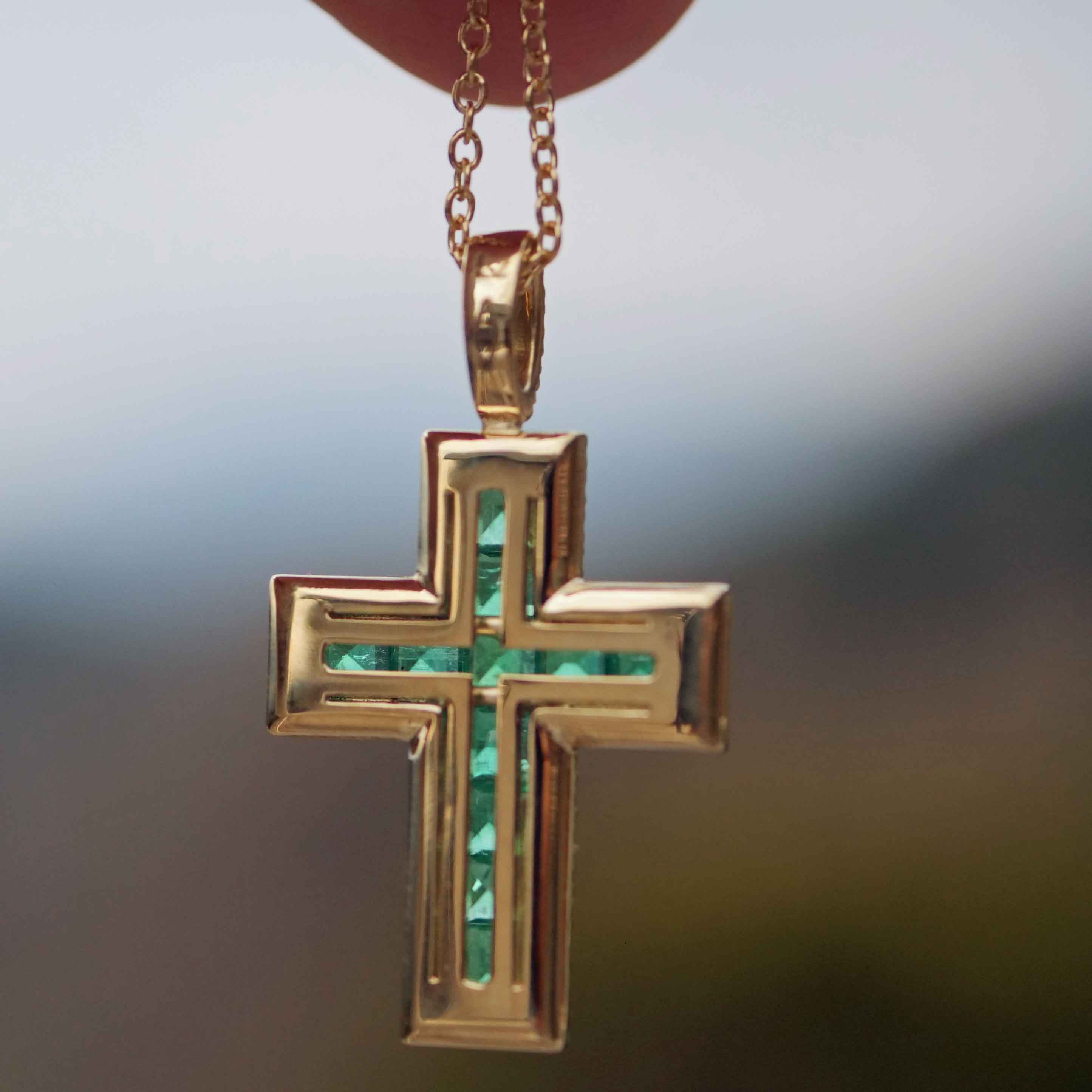 Bright Green AAA+ Panshir Emerald Brilliant Cross with Chain in 750 Yellow Gold - 0.98 ct 0.38 ct TW VS