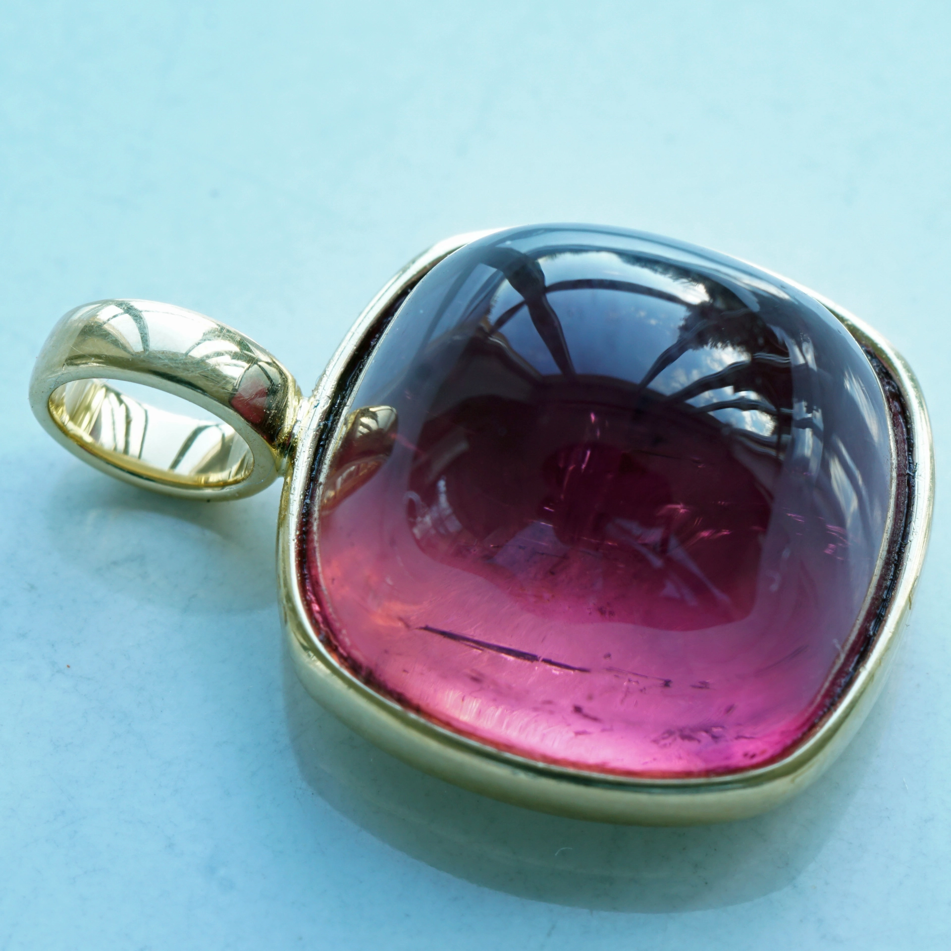 Turmalin Anhänger 750er Gelbgold 10.29 ct  AAA+ HIBISKUSROT Cabochon im Antikschliff
