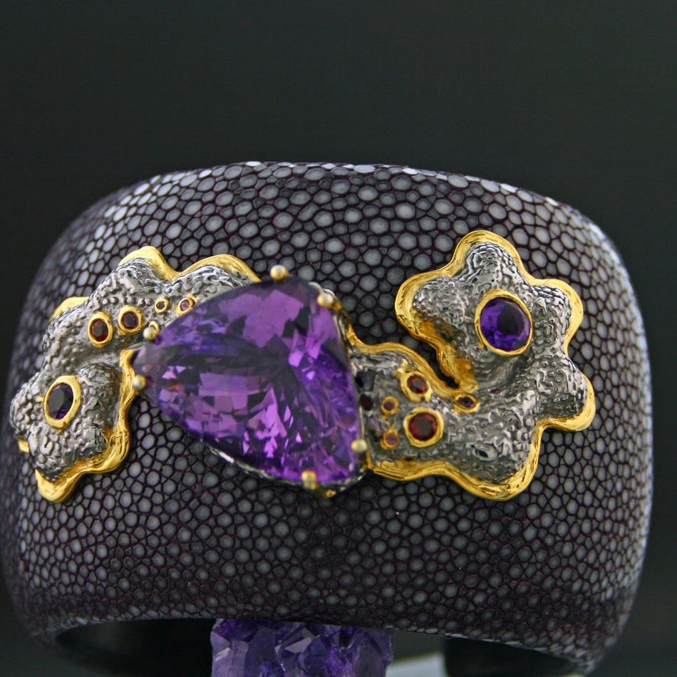 Rochenleder-Armreif mit Edelsteinen und großen Amethyst, 925/-Silber/vergoldet, Handarbeit, SW 960.-
