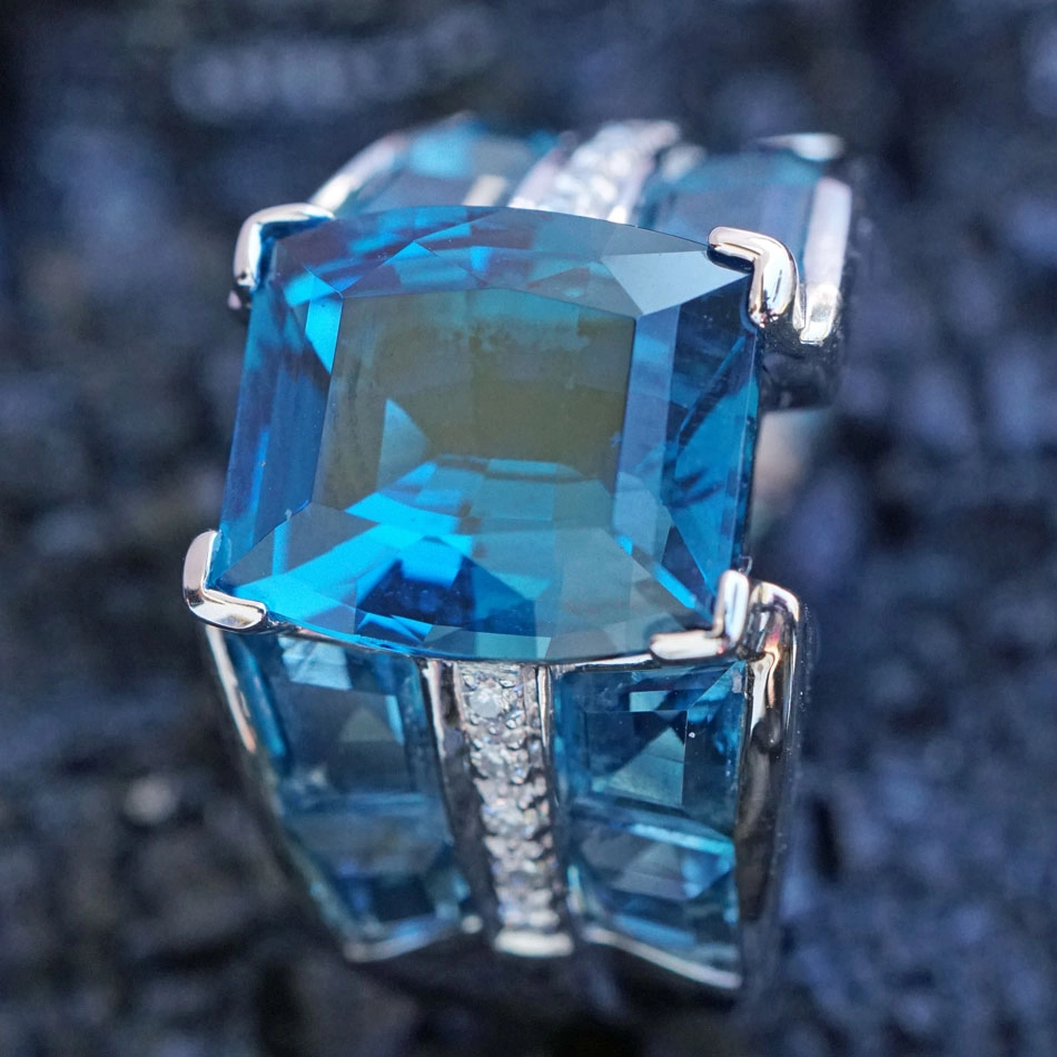 Blautopas Brillant Ring 750er Weißgold 9.22 ct 0.07 ct