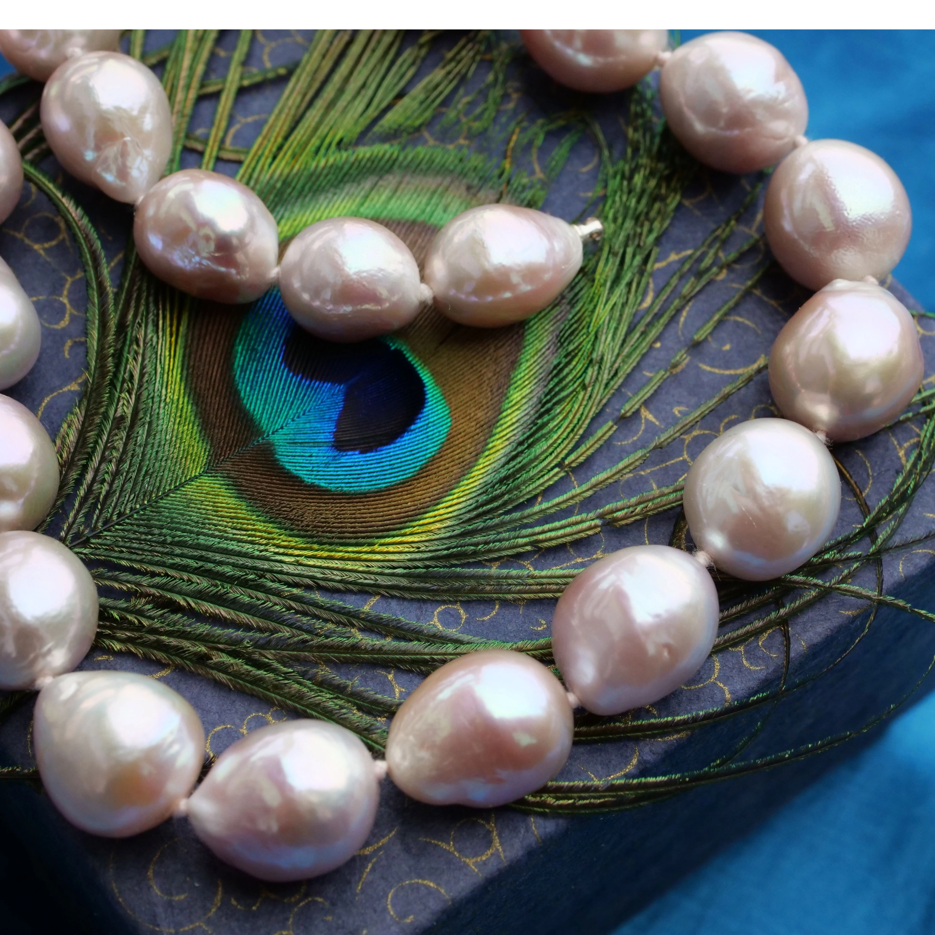 A Amazing Tahiti Pearl Necklace with so many Colors