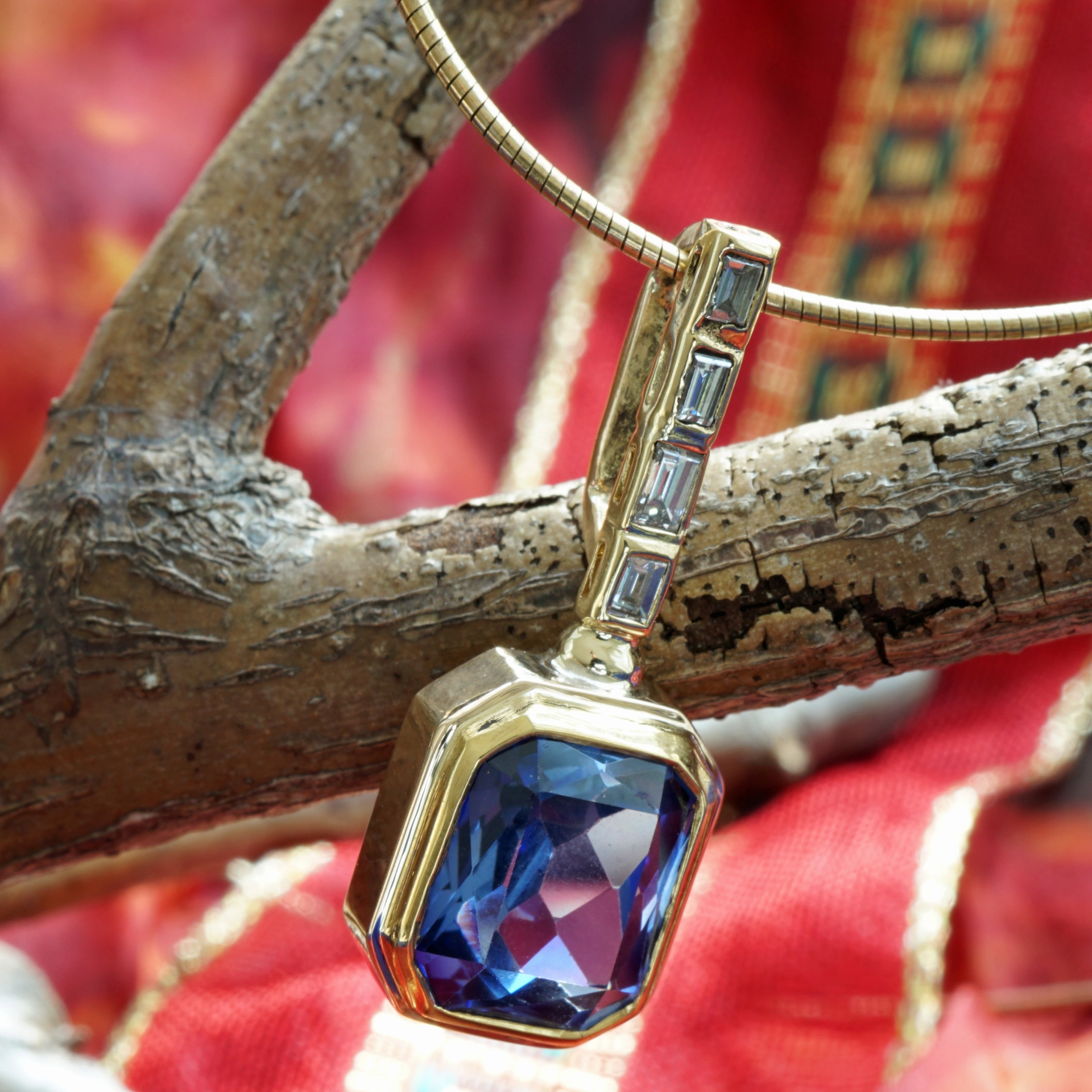 Schmuckzicke Kaschmir Saphir Anhänger und Ohrhänger 750er Gelbgold 19.18 ct 0.88 ct