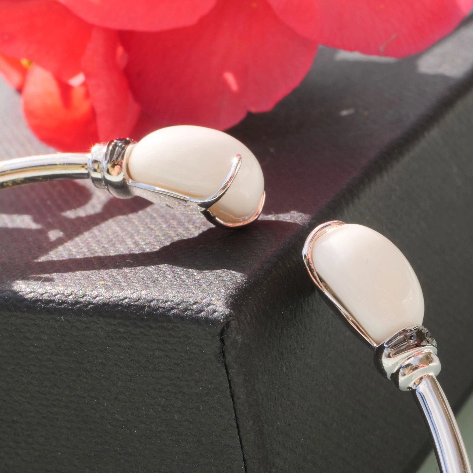 Kogolong Drops 18 kt Whitegold 4.90 ct Bracelet with fine black Diamonds