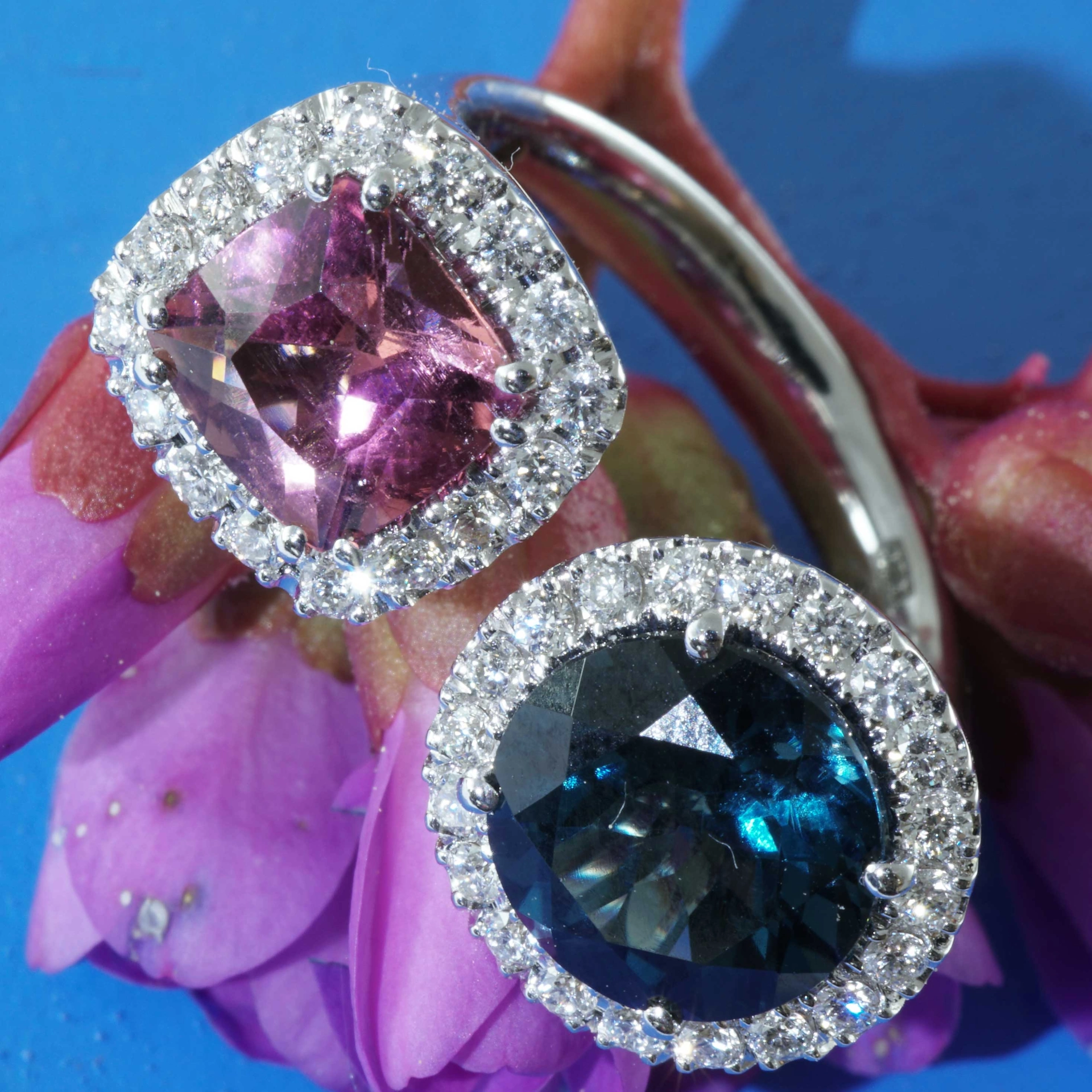 Wonderful Twin Ring 18 kt White Gold Tourmaline and Topaz with Brilliants surrounded