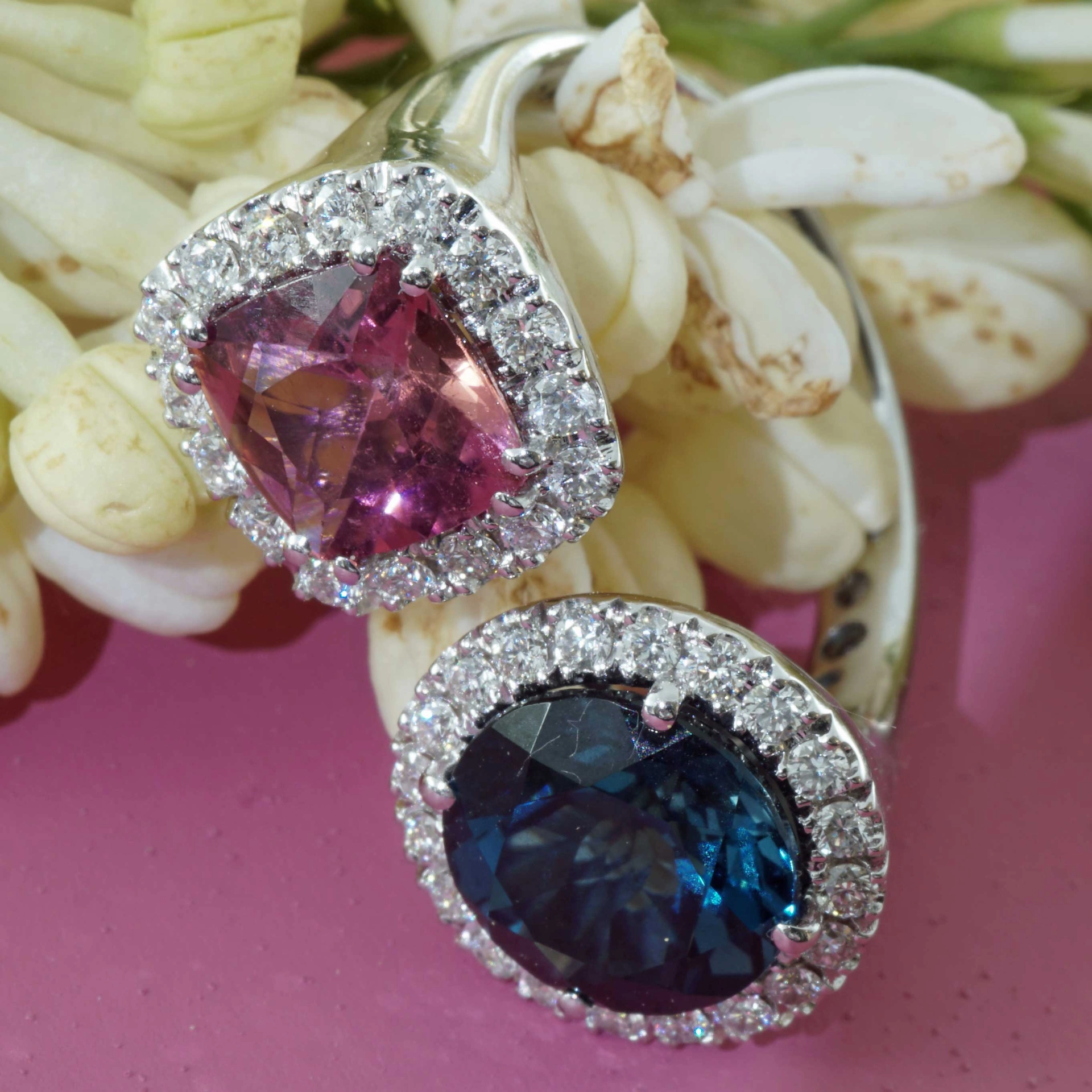 Wonderful Twin Ring 18 kt White Gold Tourmaline and Topaz with Brilliants surrounded
