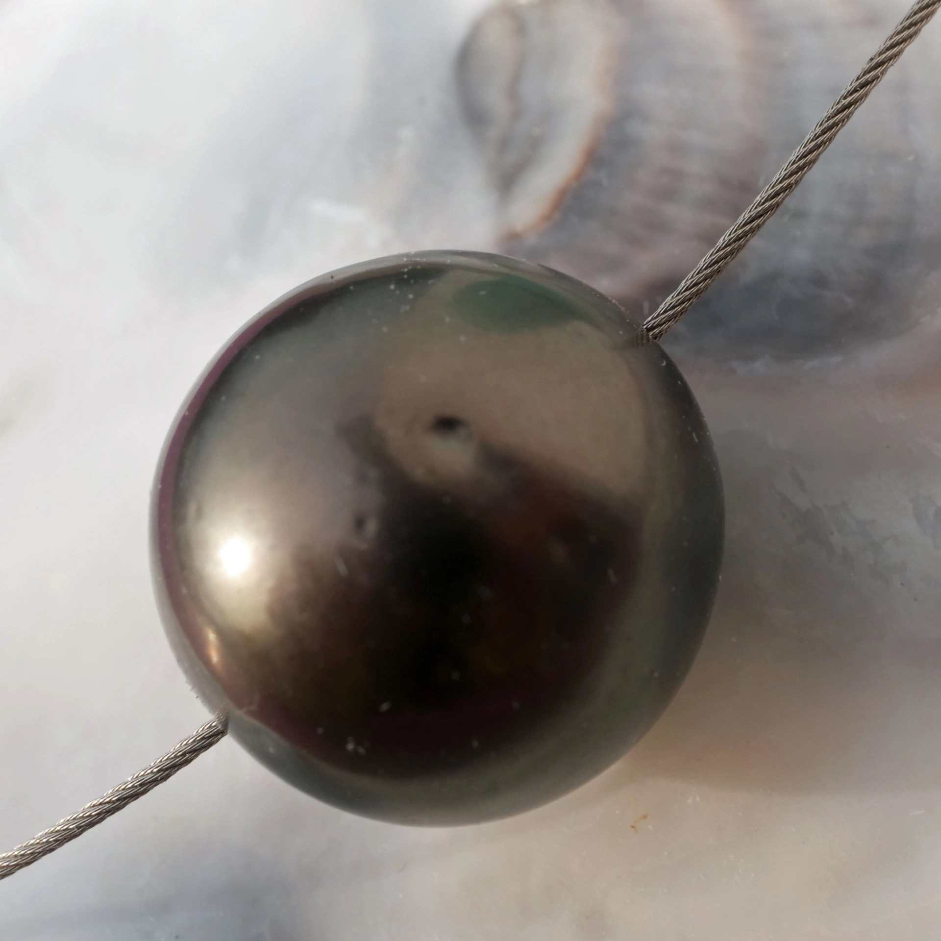 Tahititian Pearl Necklace...modern Choker 12,4 mm anthracite with bonze-colored Overtone