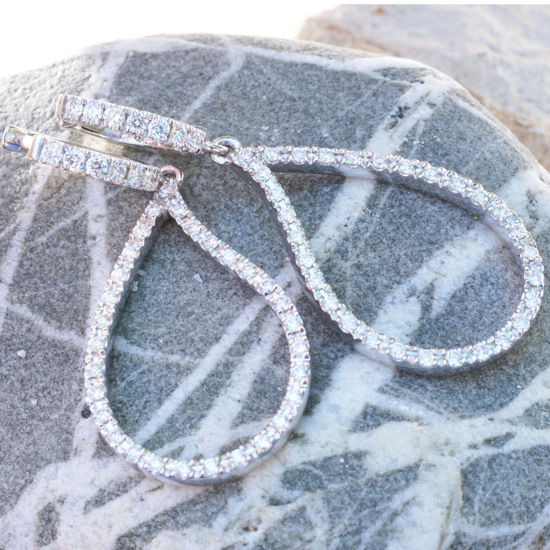Earrings perfectly set in 750 white gold with fullcut diamonds 0.48 ct TW VS
