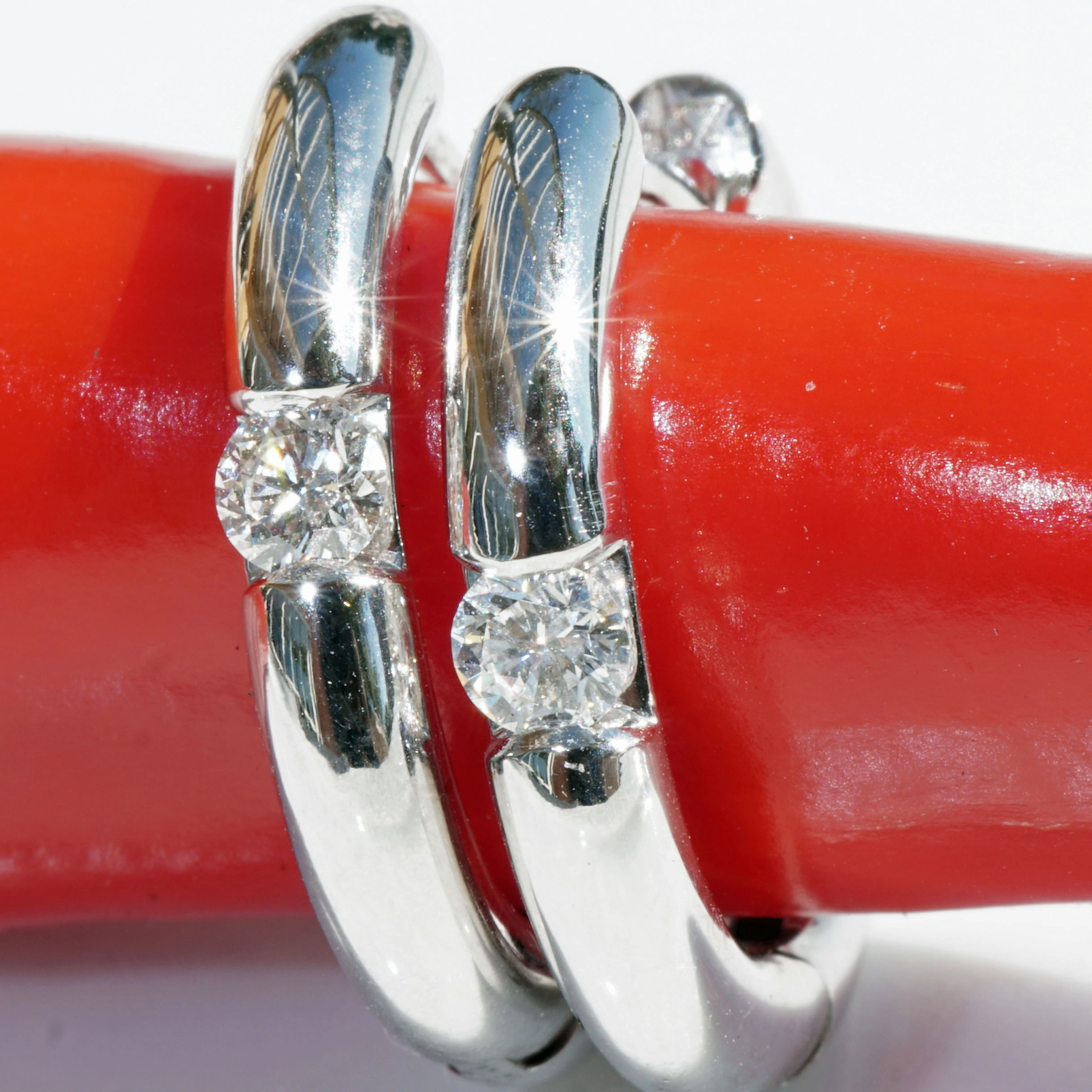 Solitaire Brillant Creoles total 0.30 ct modern italian Setting 18 kt White Gold