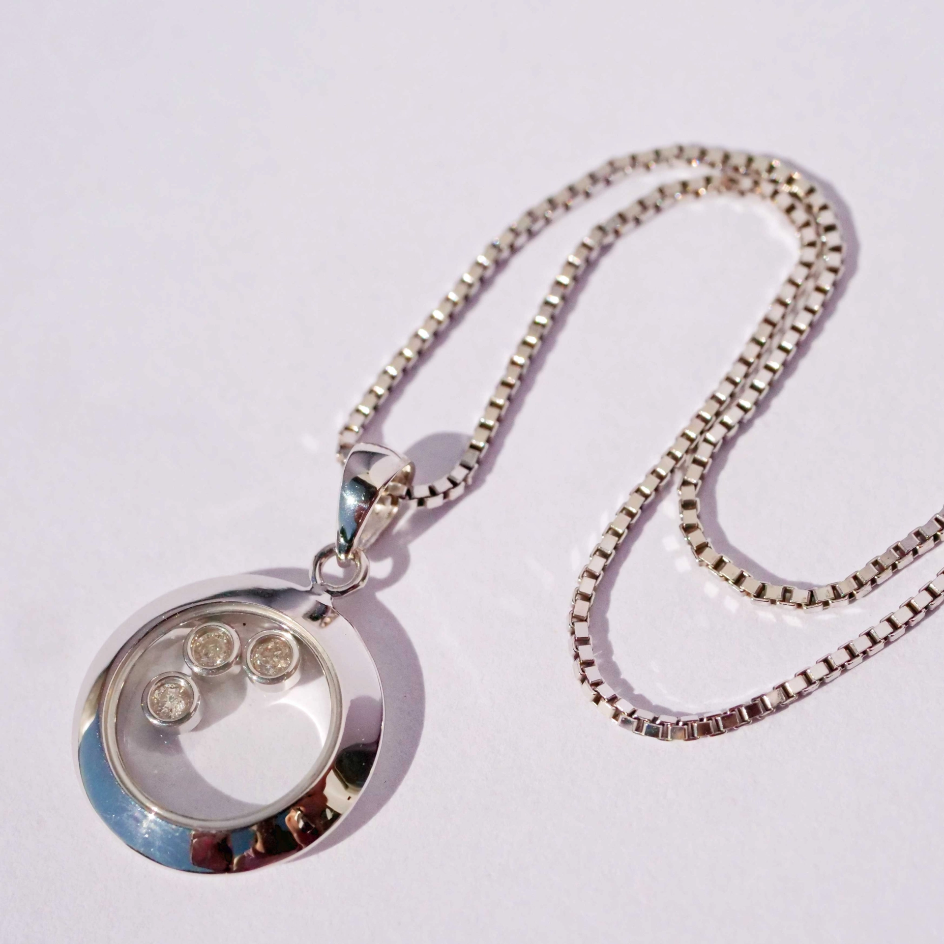 Pendant in 750 White Gold with movable full-cut Diamonds....Eye Catcher