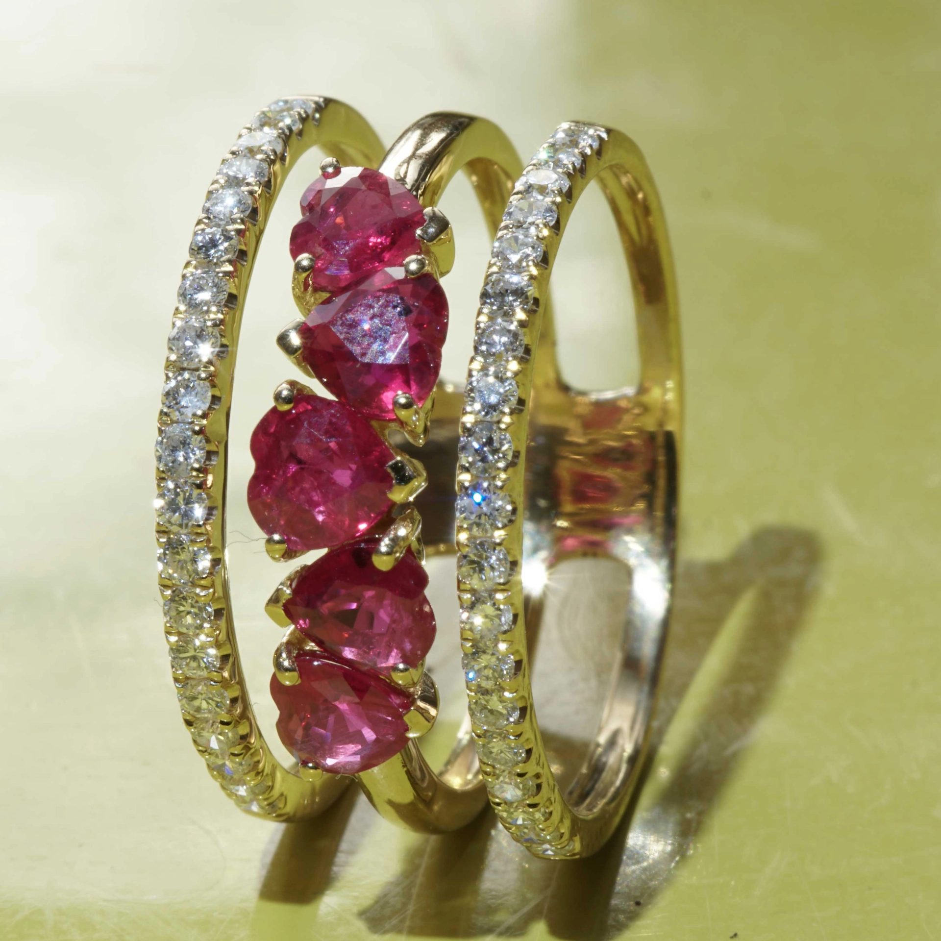 Ruby Brilliant Ring 18 kt Yellowgold....5 Hearts for special occasions....
