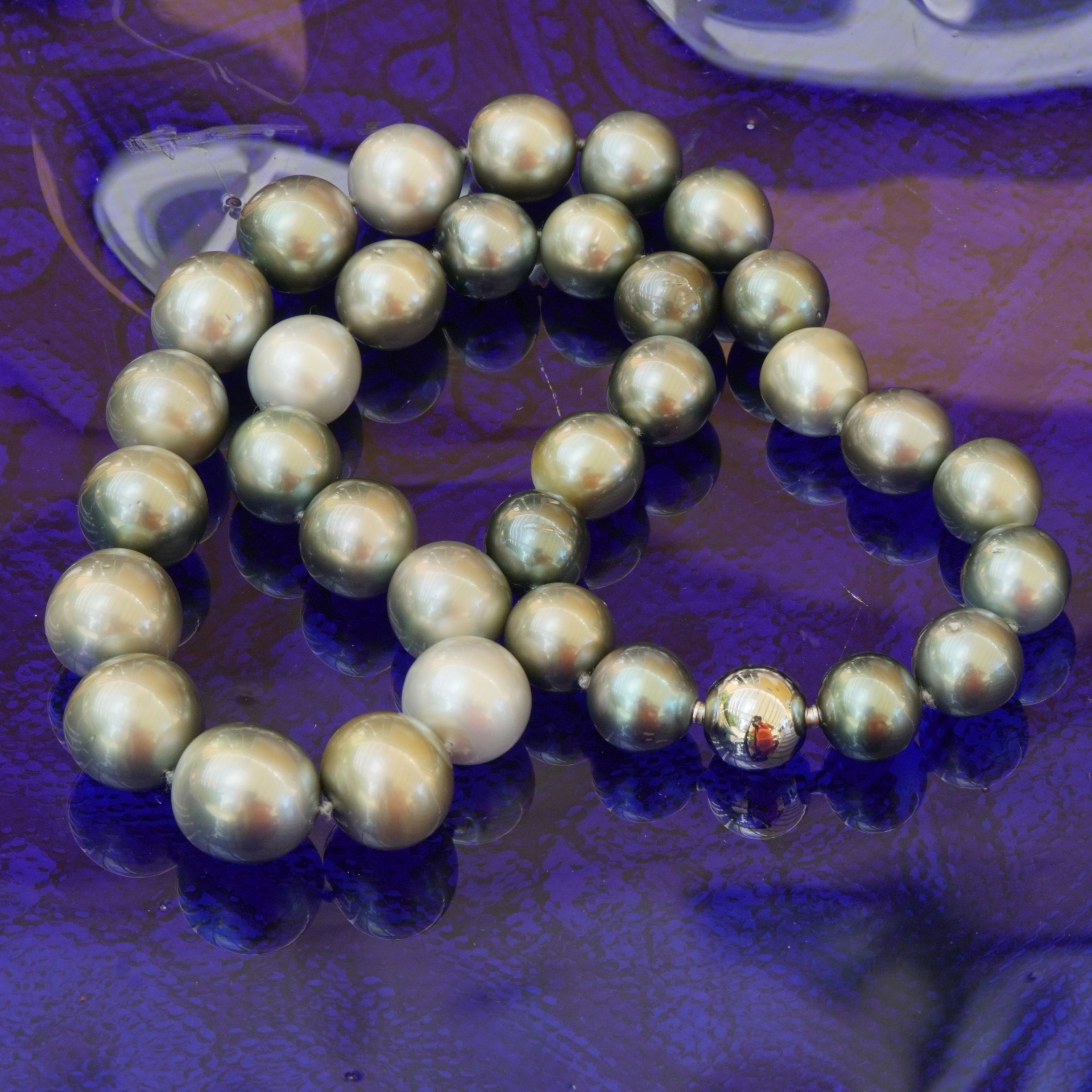 Tahiti Zuchtperl Collier 11,8 -14,9 mm 47 cm antrazit-multif. rund-l.längl. AAA+