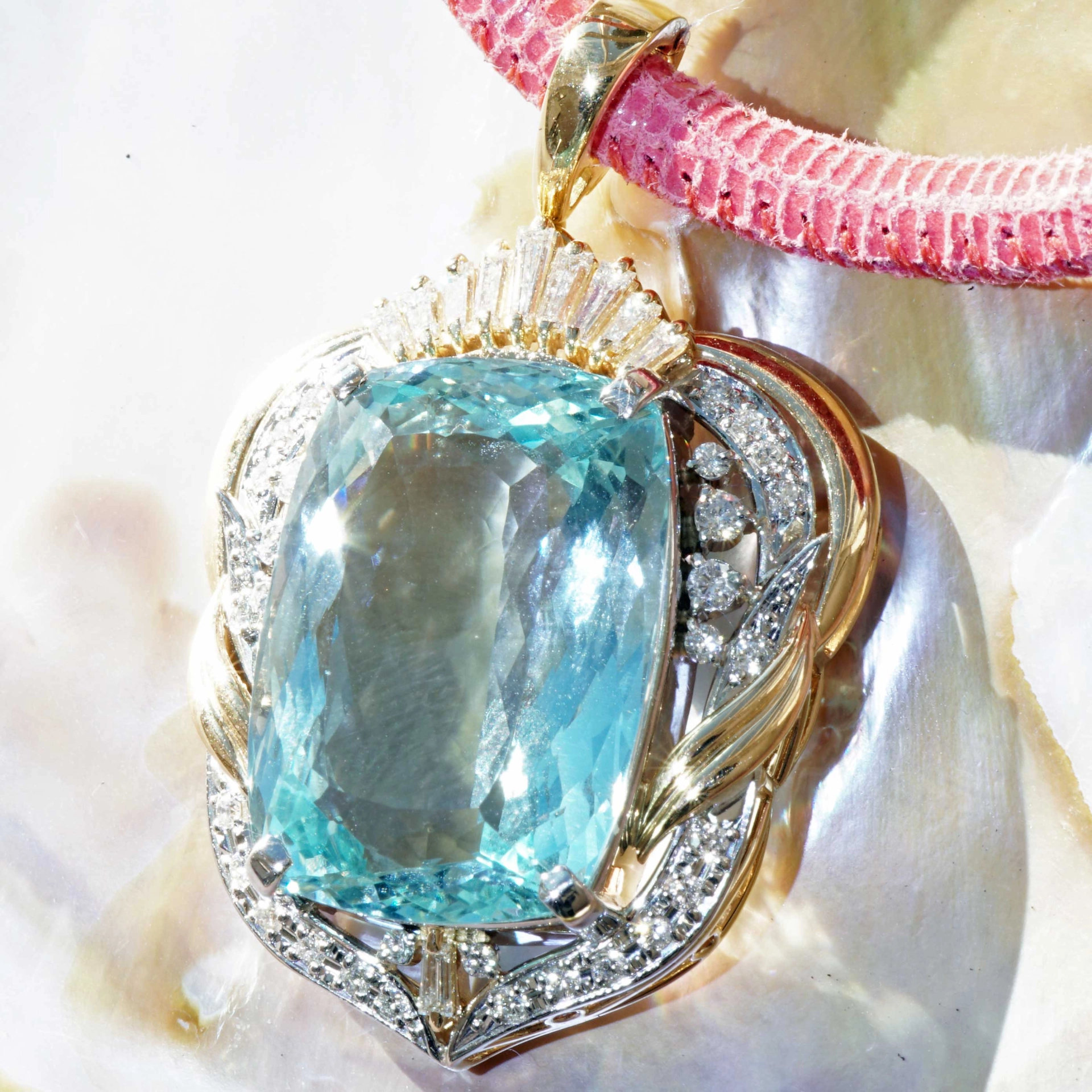 Aquamarine Brilliant Pendant 24.5 ct 18kt Yellow Gold..intensive Color rare