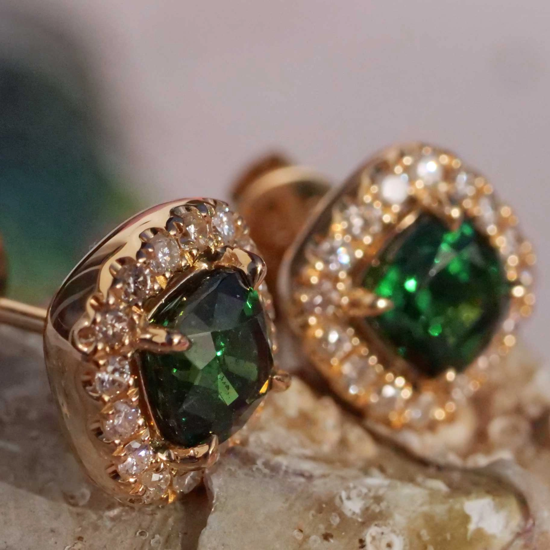 Tsavorith Brilliant Earstuds 18 kt Yellow Gold 1.42 ct 0.25 ct...what a amazing Color
