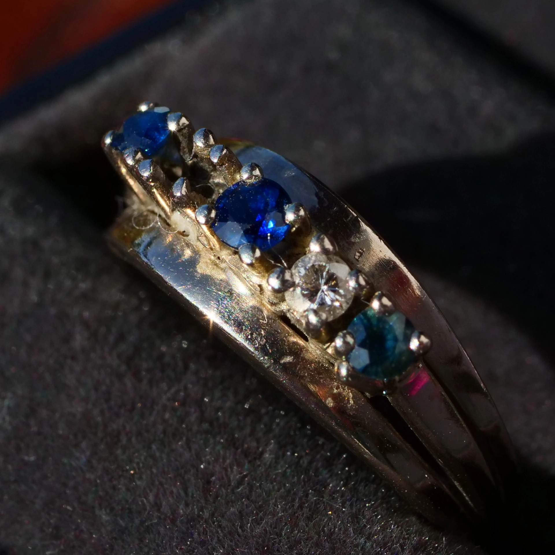 Vintage Ring 14 kt Whitegold with Saphire