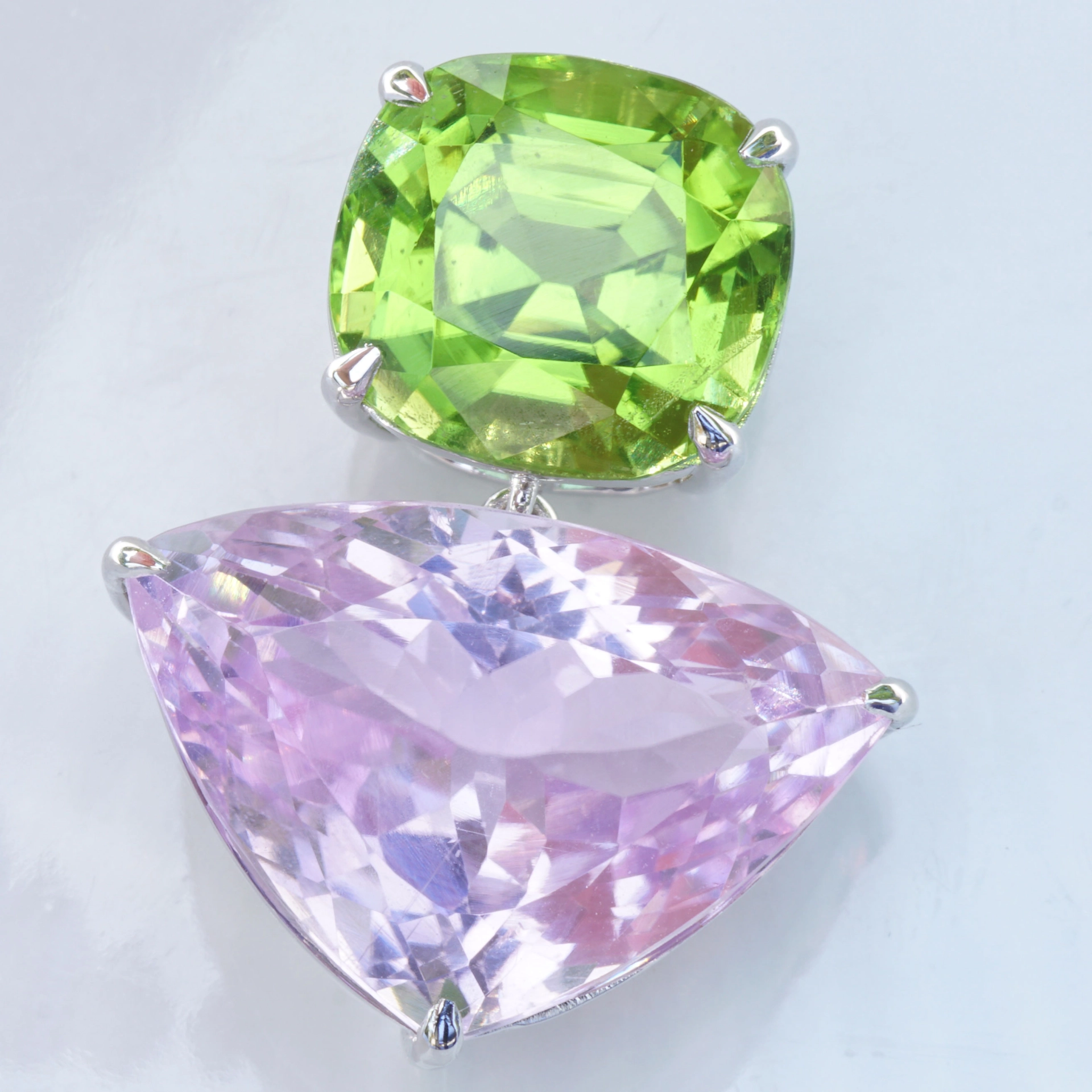 Pendant with mint green peridot of 11 x 10 mm, 6.62 ct, AAA, Afghanistan, cushion shape, and  pink bluish kunzite of 20 x 30 mm