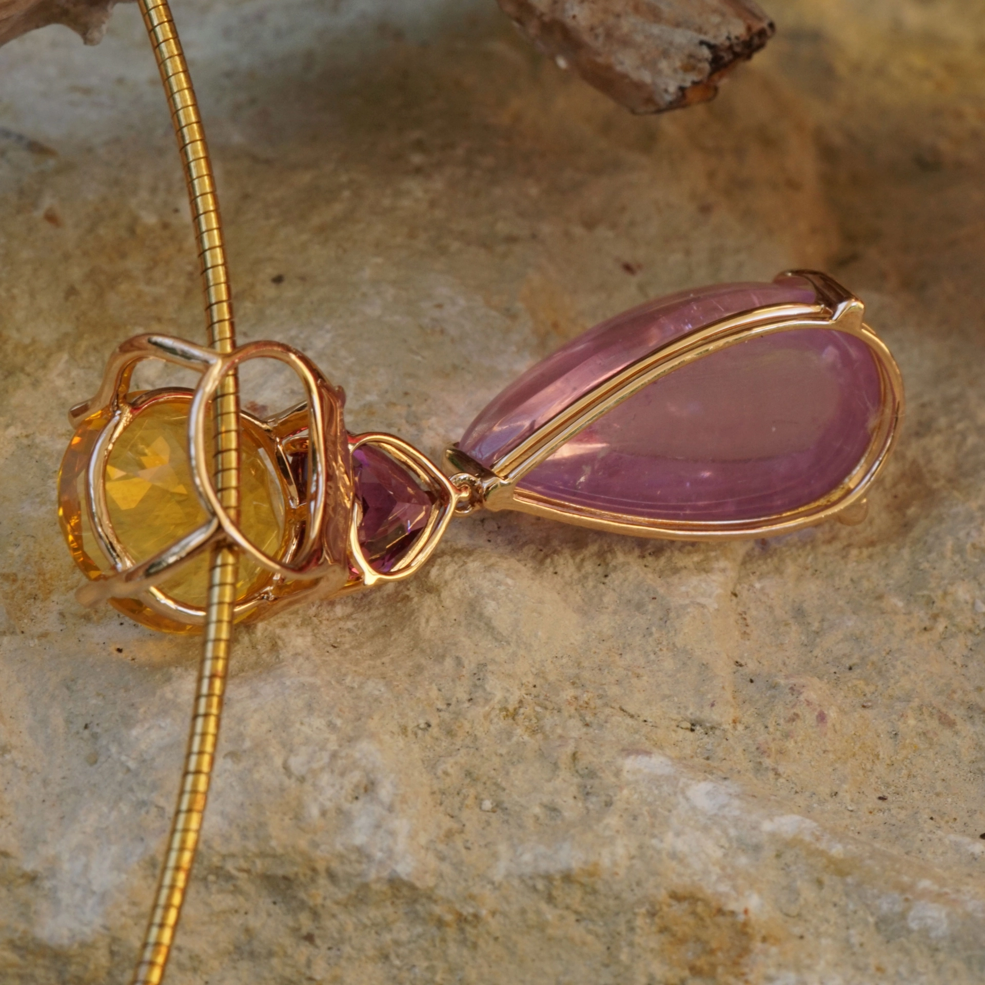 Violetter Granat Kunzit Feueropal Anhänger 750er Rosegold Flower Inspiration