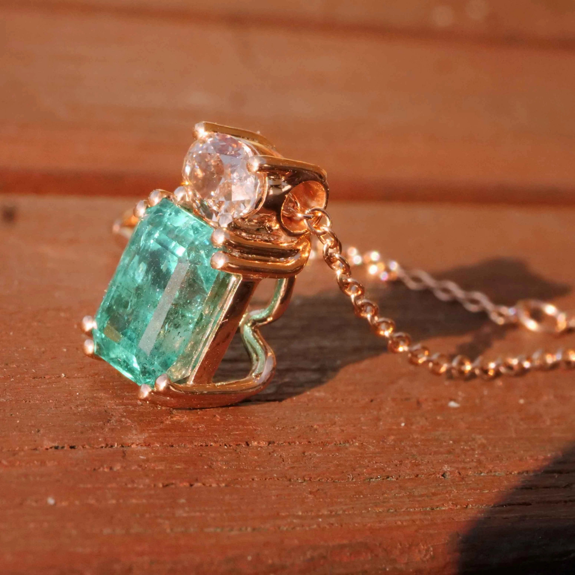 Sambia Emerald Brilliant Pendant with Chain 18 kt Yellow Gold 2.49 ct 0.51 ct IGI Expertise