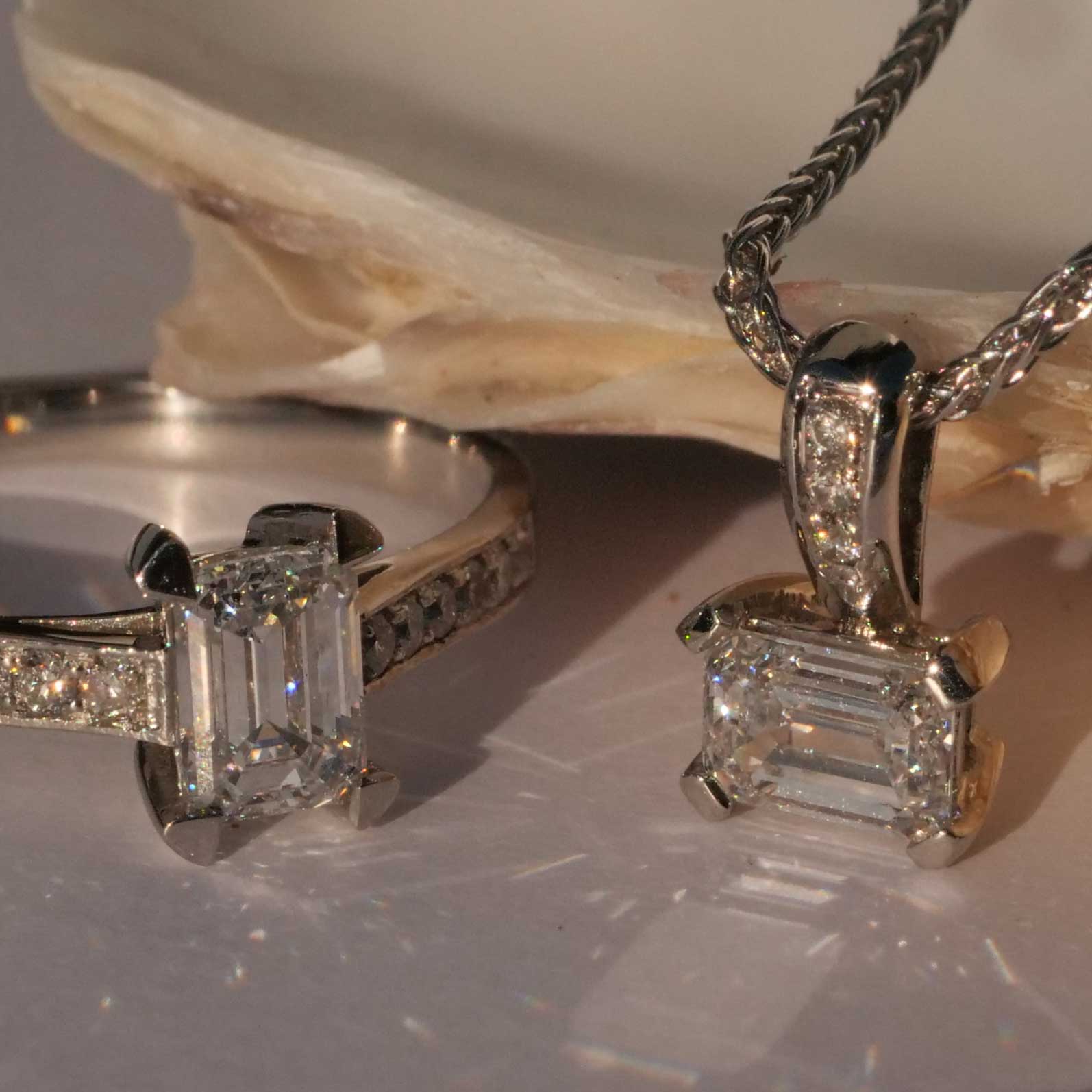 Emeraldcut Diamond Pendant with Chain 0.525 ct F VS2 Silhouette Bentner GIA Certificate 750 White Gold