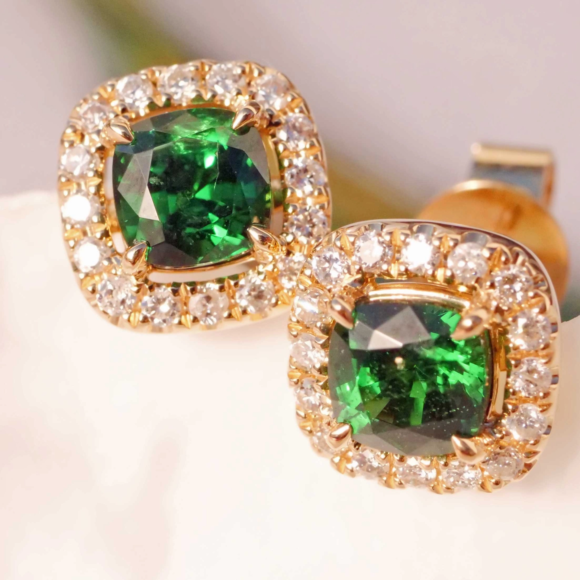 Tsavorith Brilliant Earstuds 18 kt Yellow Gold 1.42 ct 0.25 ct...what a amazing Color
