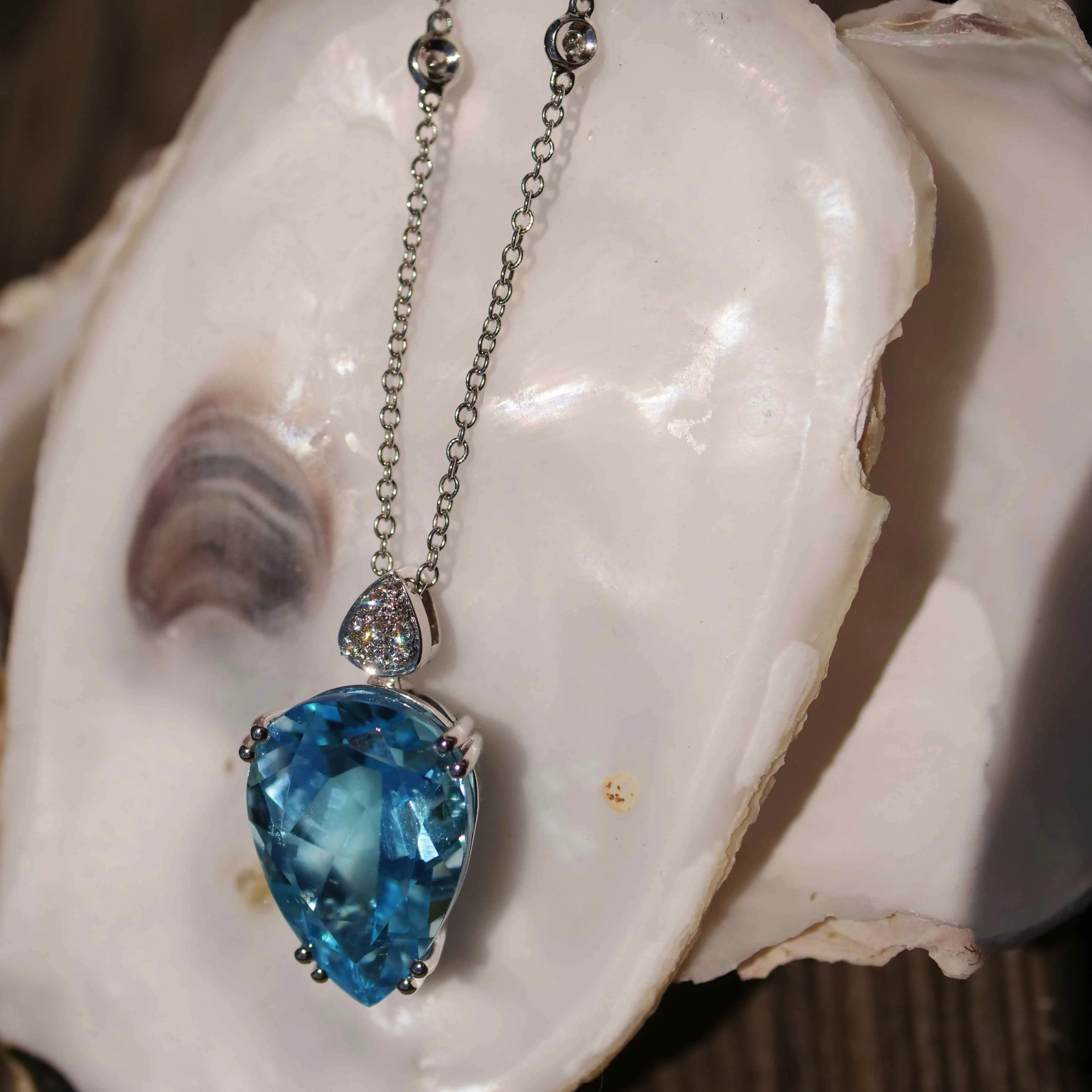 Blue Topaz Brilliant Pendant 750 White Gold 14 ct 0.11 ct Aqua Water Brilliance Teardrop Shape