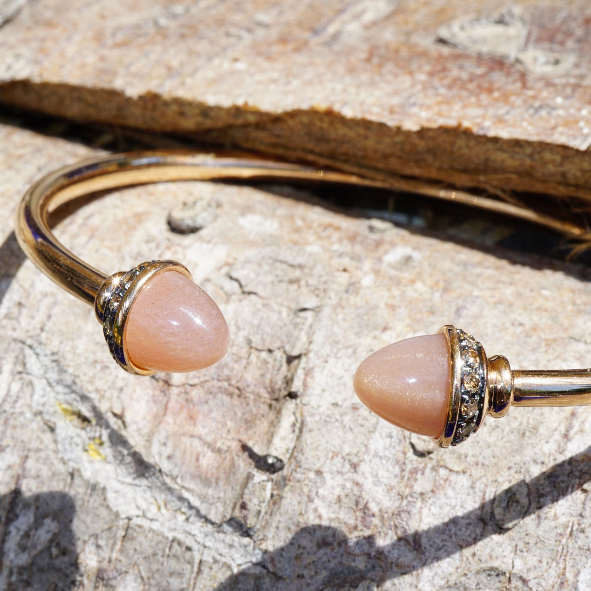 Moonstone and light brown Diamond Bracelet 18 kt Rosegold 5.80ct ...what a combination!