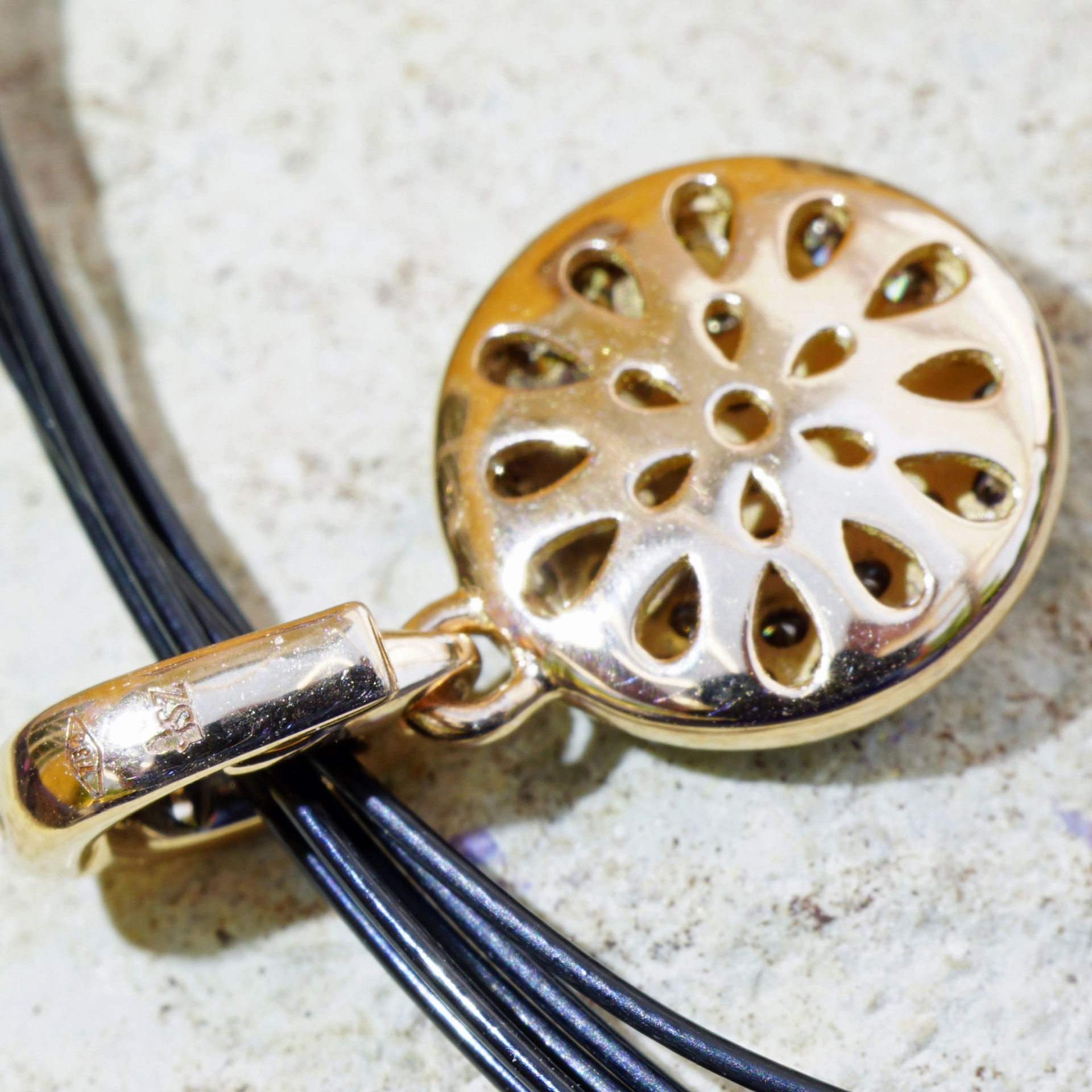 A chic Diamond Pendant that convinces....18 kt Rosegold made in Italy