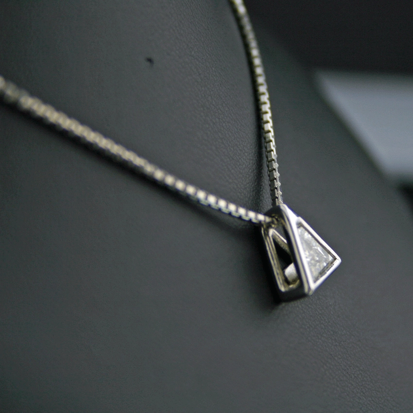 Solitäranhänger m. Kette, 900/-Platin
