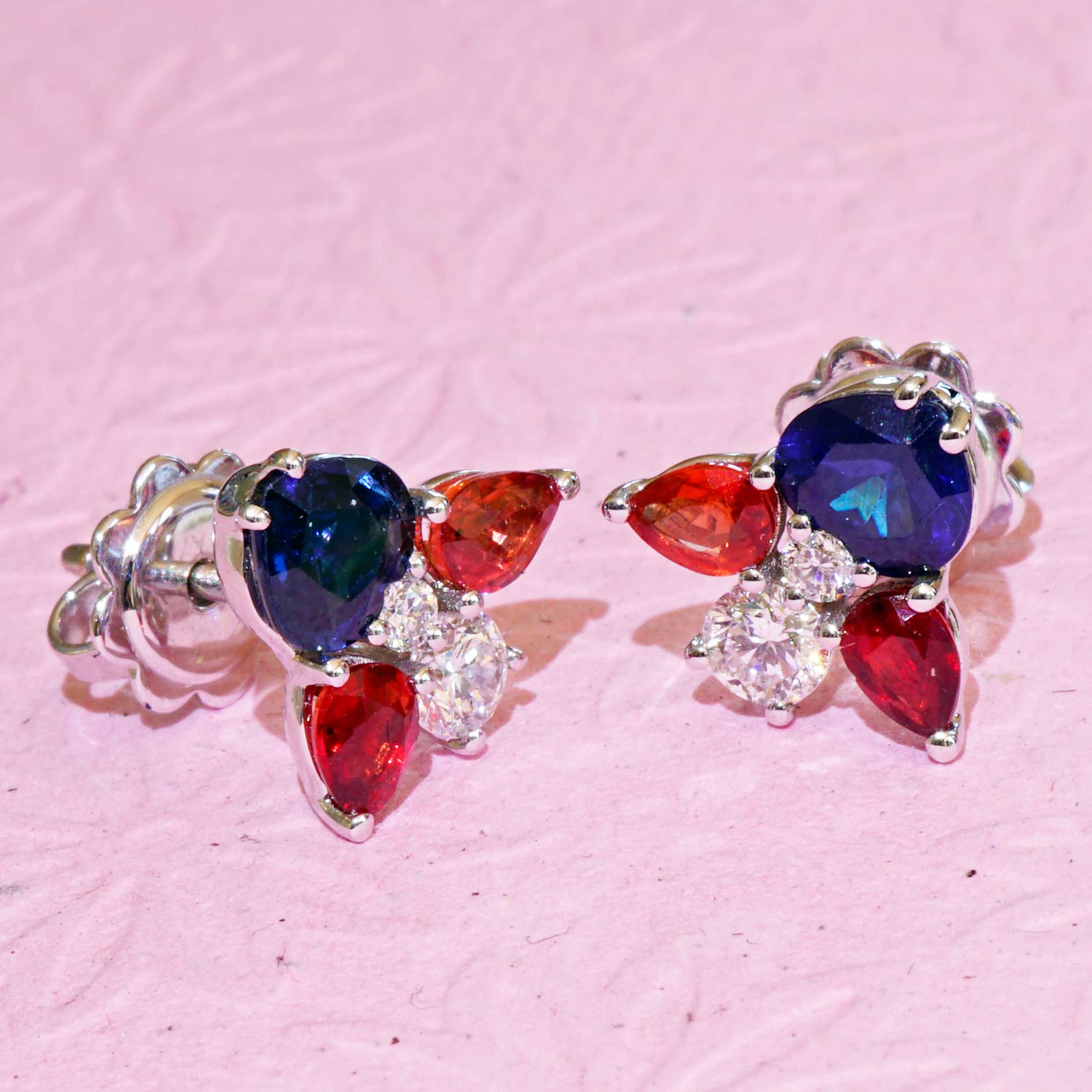 Saphire Diamond Earsticks 18 kt Whitegold...Four Colors create a high Color Tension
