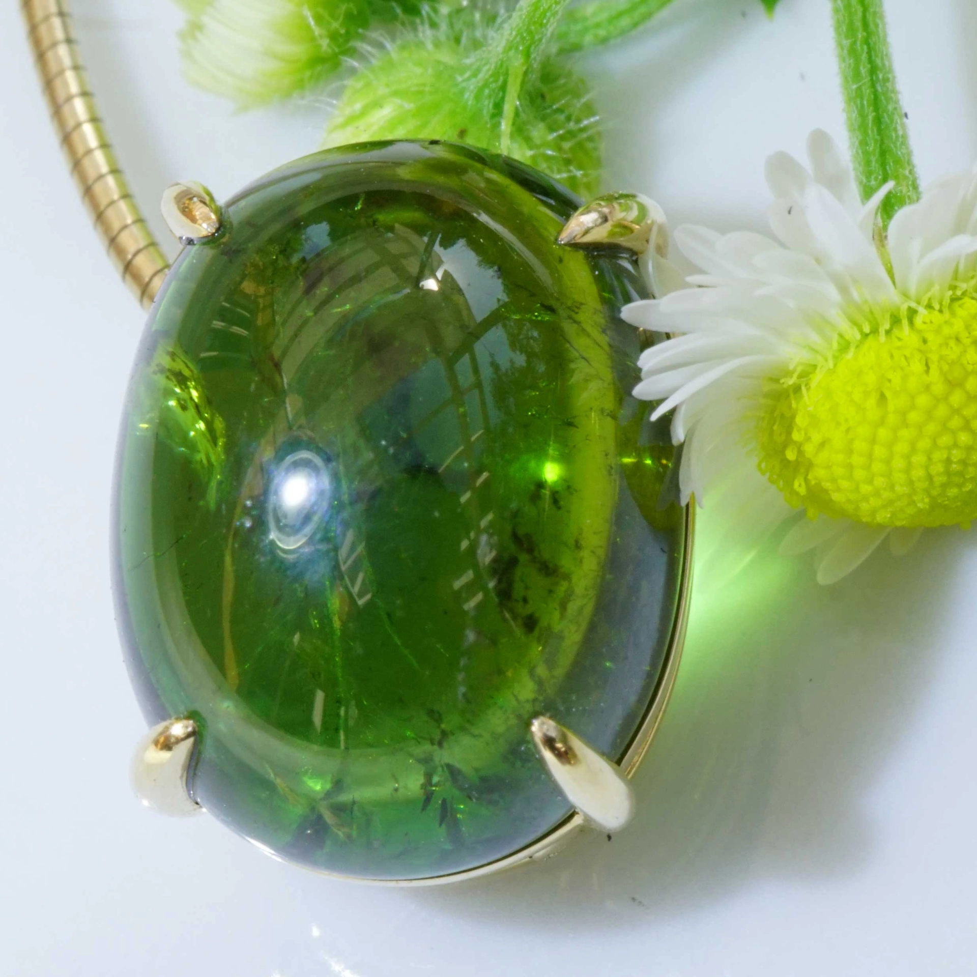 Turmalin Pendant with incredible luminosity 18 kt Yellow Gold green Power