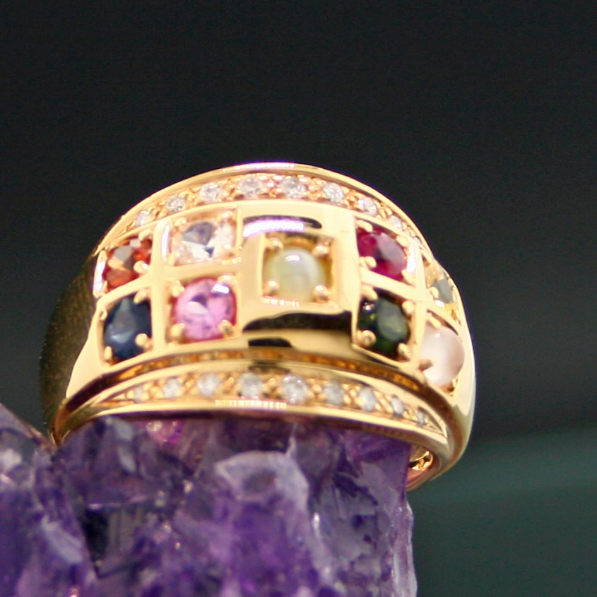 Ring mit Chrysoberyll-Katzenauge und diversen Edelsteinen, 750er-Gold