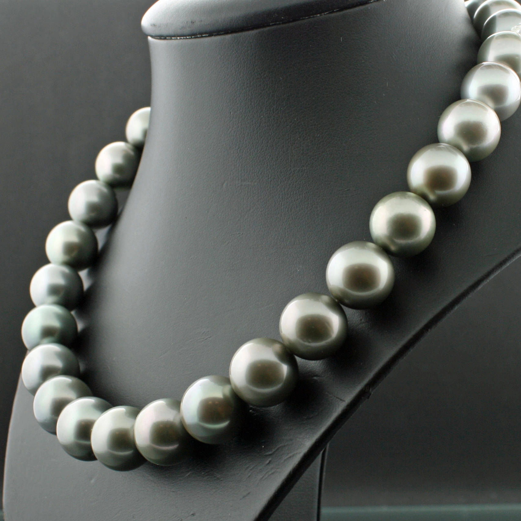 Tahiti-Zuchtperl-Kette-rund-grau-14,2x12 mm