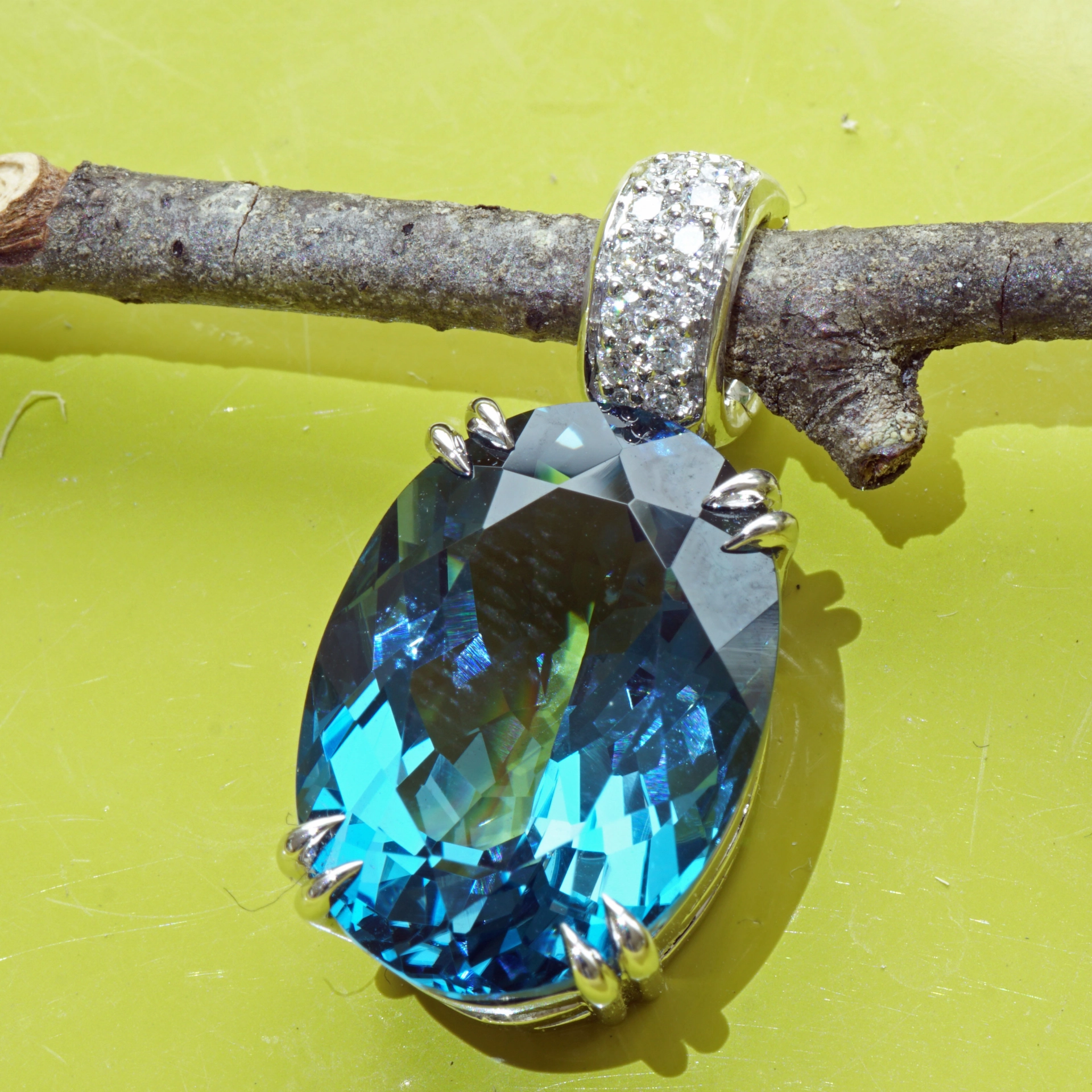 Amazing color Blue forever londen blue topas approx. 15.30 ct, 17,5 x 13 mm, modern setting with fullcut diamonds