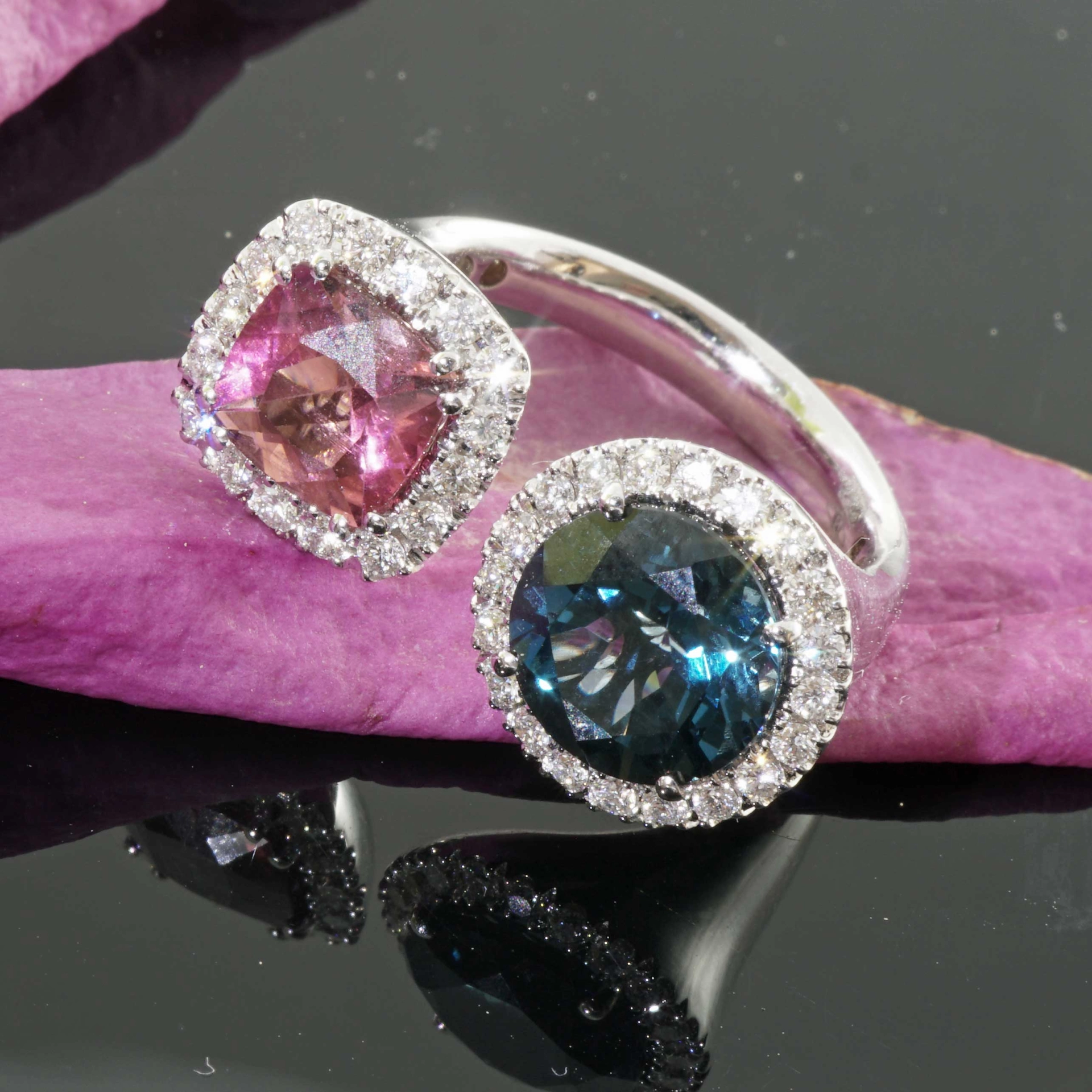 Wonderful Twin Ring 18 kt White Gold Tourmaline and Topaz with Brilliants surrounded