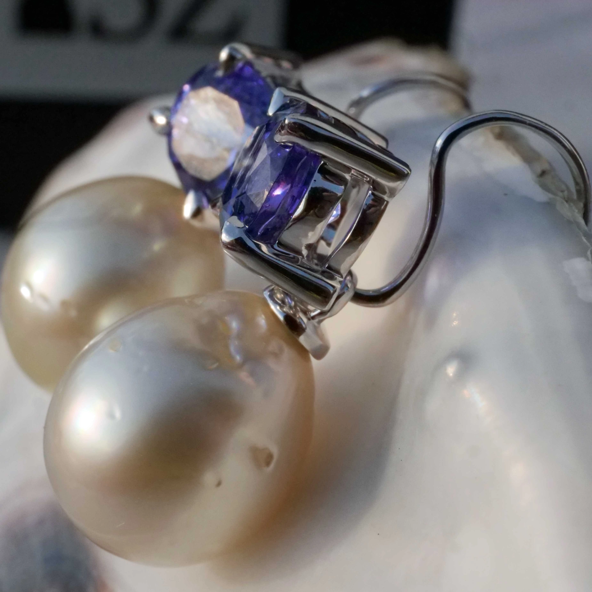 Tansanite South Sea Earrings 18 kt White Gold 3.22 ct...Pearls can be removed