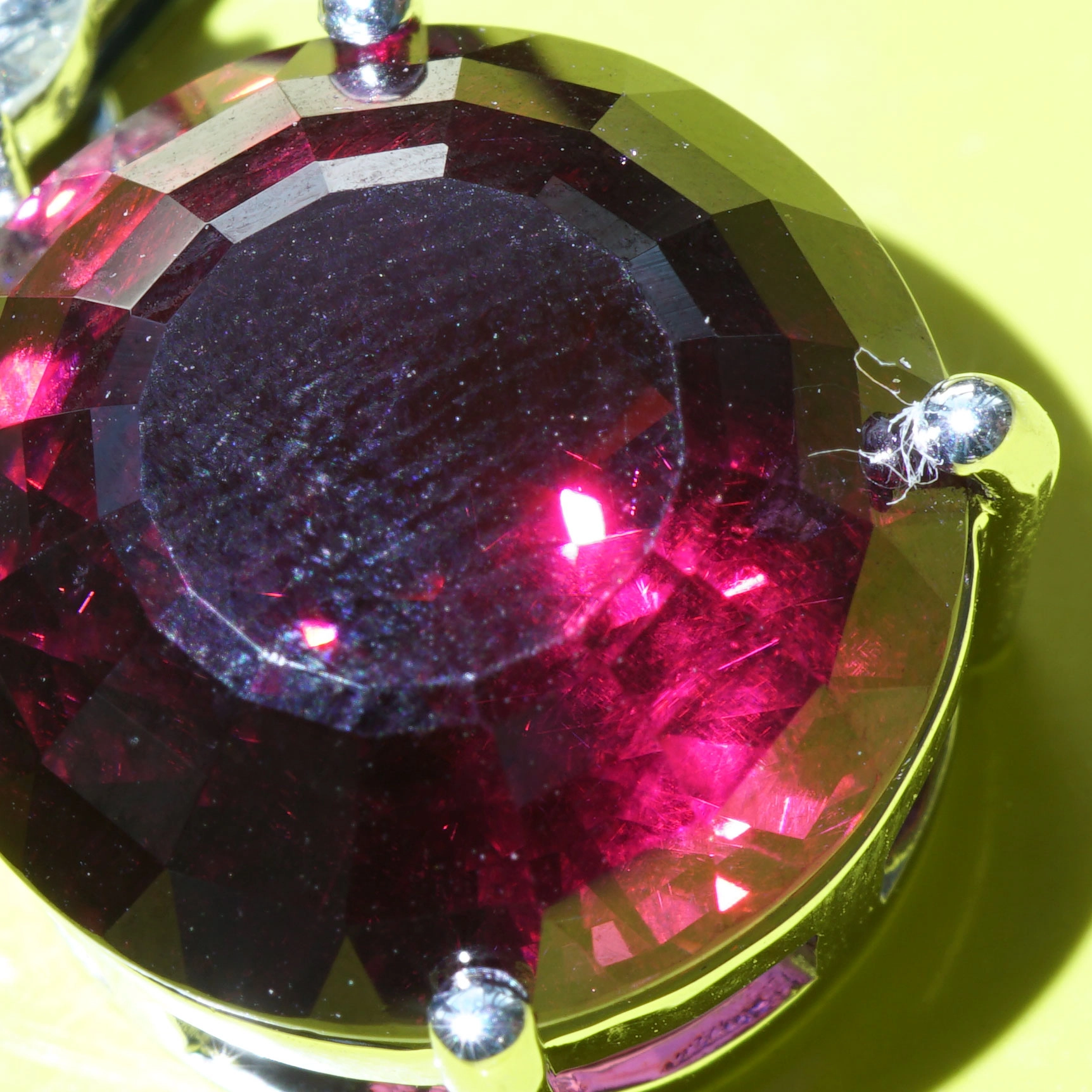 Rhodolithe Garnet 15 ct amazing Color with IGI Diamond