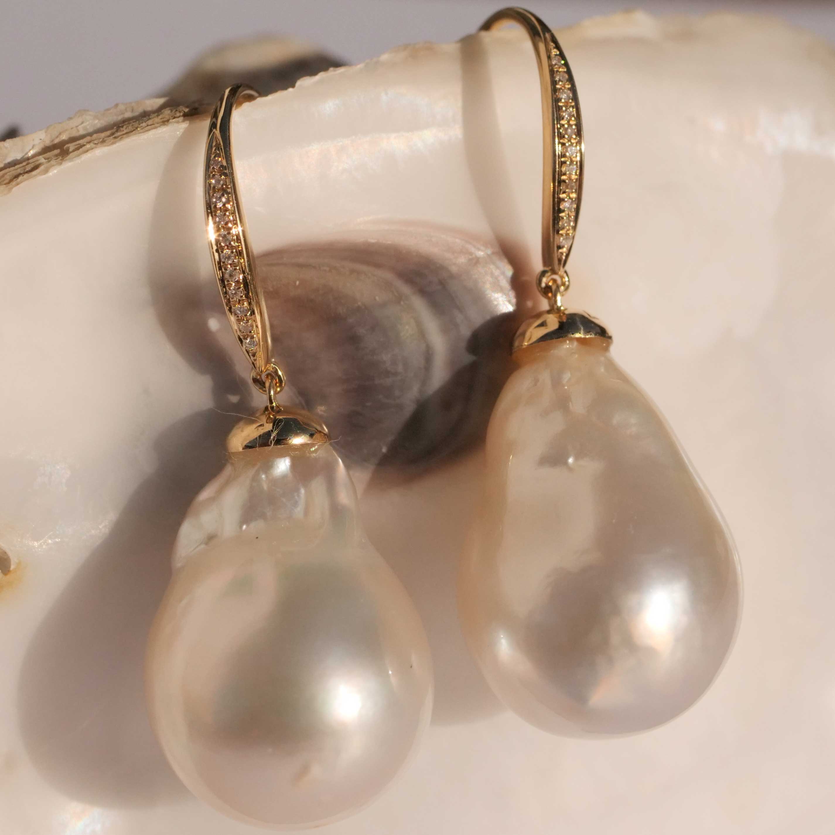 White South Sea Cultured Pearl Diamond Drop Drop Earrings Baroque 20 x 13.5 mm 585 Yellow Gold